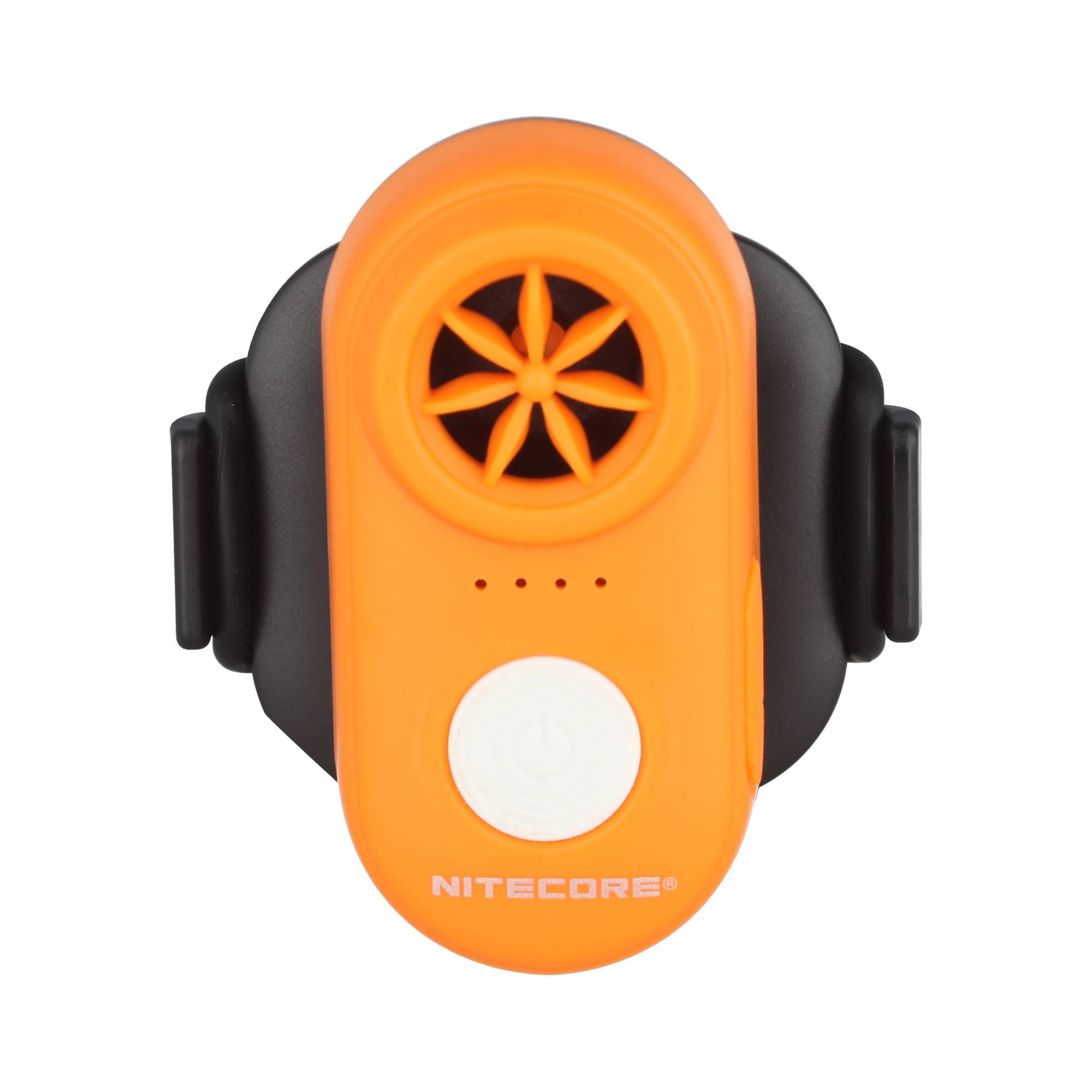 Orangener und schwarzer NITECORE Clip-Ventilator mit vorderer Belüftungsöffnung, weißem Knopf und kleinen Anzeigelampen auf weißem Hintergrund.