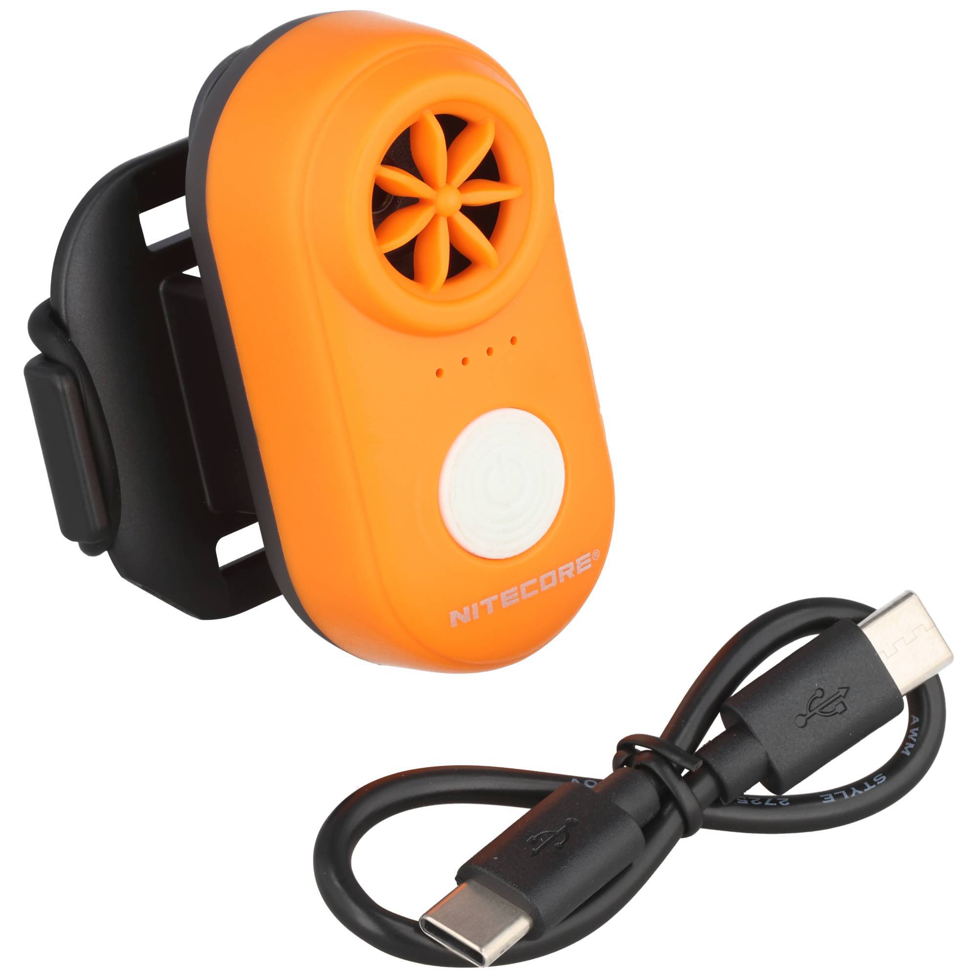 Orange Clip-On-Gerät mit Lüfter-Öffnung und weißem Knopf, aufladbar, abgebildet mit USB-C-Ladekabel.