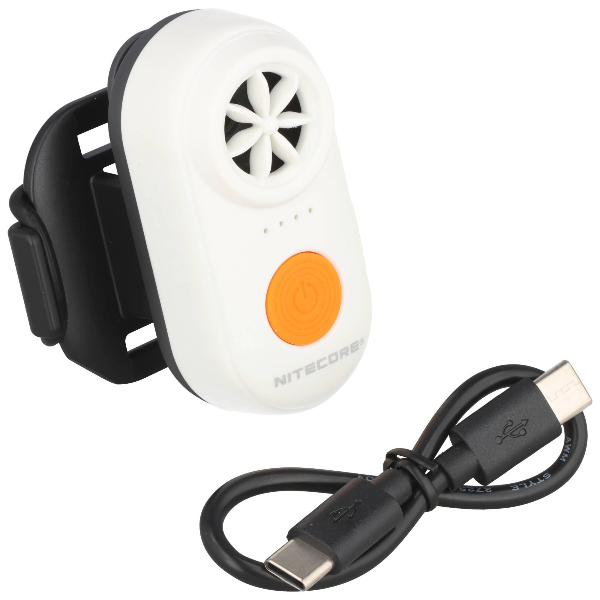 Weißer tragbarer Clip-Ventilator mit orangefarbenem Ein-/Ausschalter und angeschlossenem USB-C-Ladekabel.