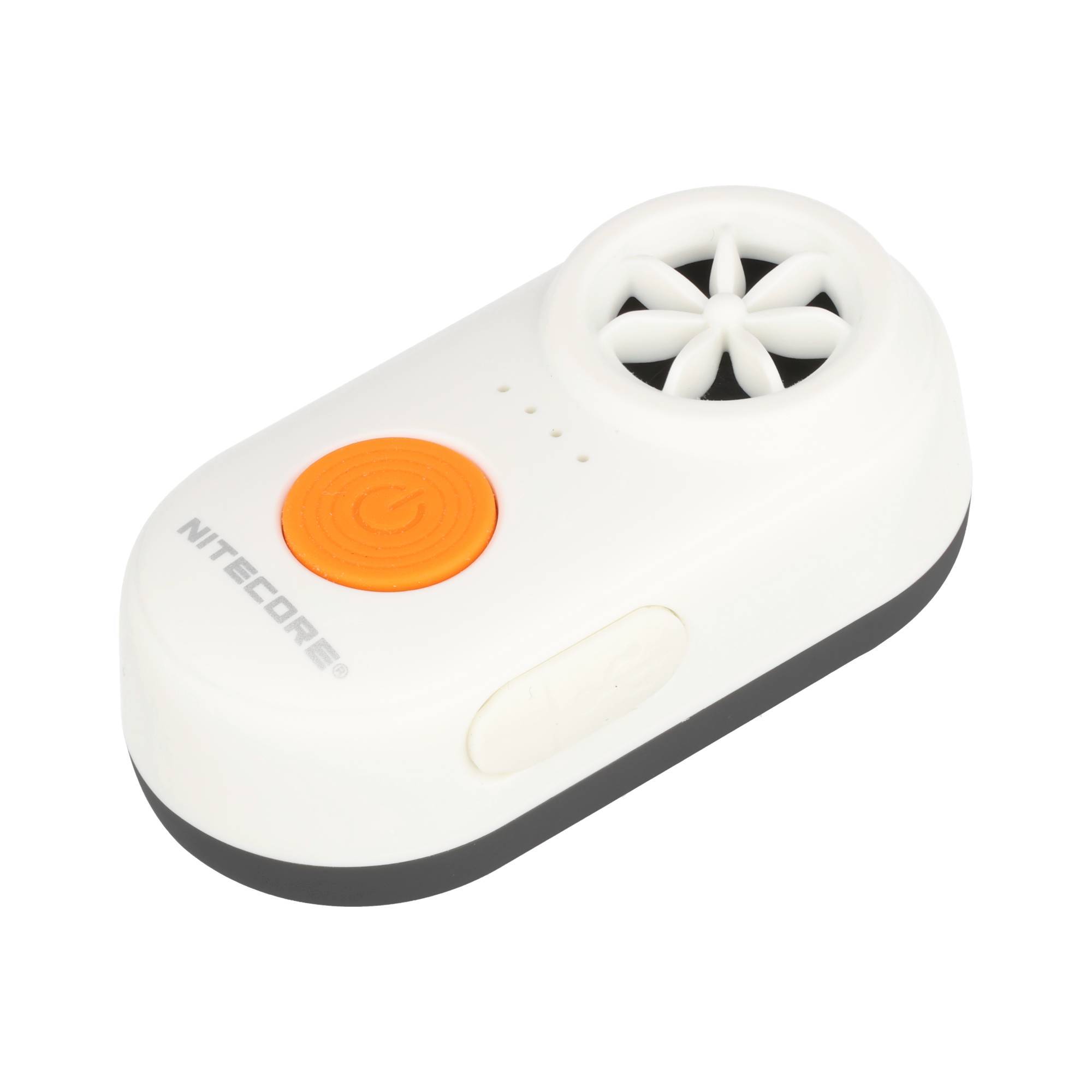 Weißes tragbares Nitecore-Gerät mit orangefarbigem Stromschalter, LED-Anzeigen, Seitenschalter und lüfterförmiger Belüftung oben.