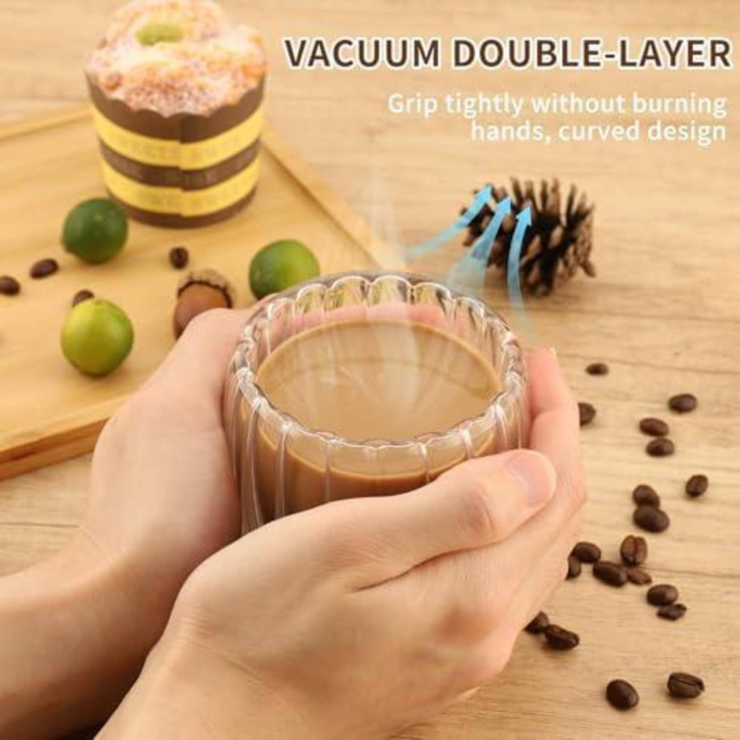 Hände halten einen doppelwandigen Thermosbecher mit heißem Getränk; der Text besagt „DOPPELWANDIGES VAKUUM" und „Fest greifen, ohne die Hände zu verbrennen, gebogenes Design."