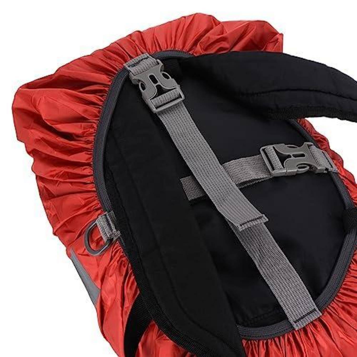 Rot-schwarze Rucksackhulle oder Regenschutz mit verstellbarem grauem Riemen und Schnallen, von innen auf weißem Hintergrund gezeigt.