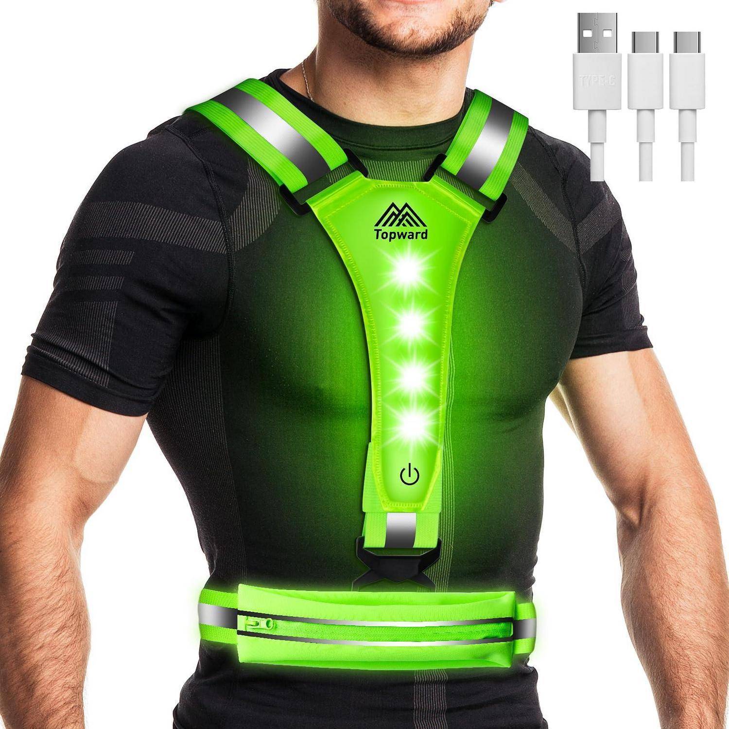 Mann, der ein grelles grünes LED-Sicherheitsgeschirr mit leuchtenden Frontlichtern und Hüftgurt trägt; USB-Ladekabel in der Ecke dargestellt.