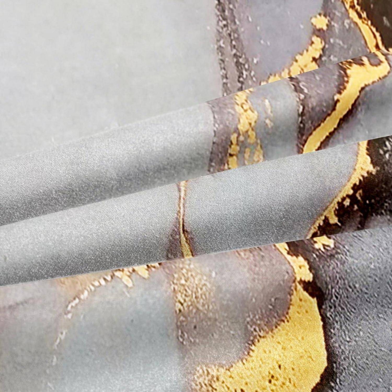Nahaufnahme eines grauen Stoffes mit abstraktem gelb-schwarzem Marmorierungsmuster und horizontalen Falten, wie eine Textilprobe oder Vorhangdetail.