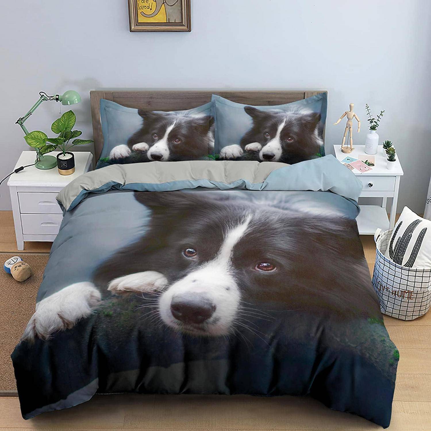 Bett mit Hundegesicht-Bettdecke und passenden Kissen in einem ordentlichen Schlafzimmer, flankiert von weißen Nachttischen und kleinen Pflanzen.