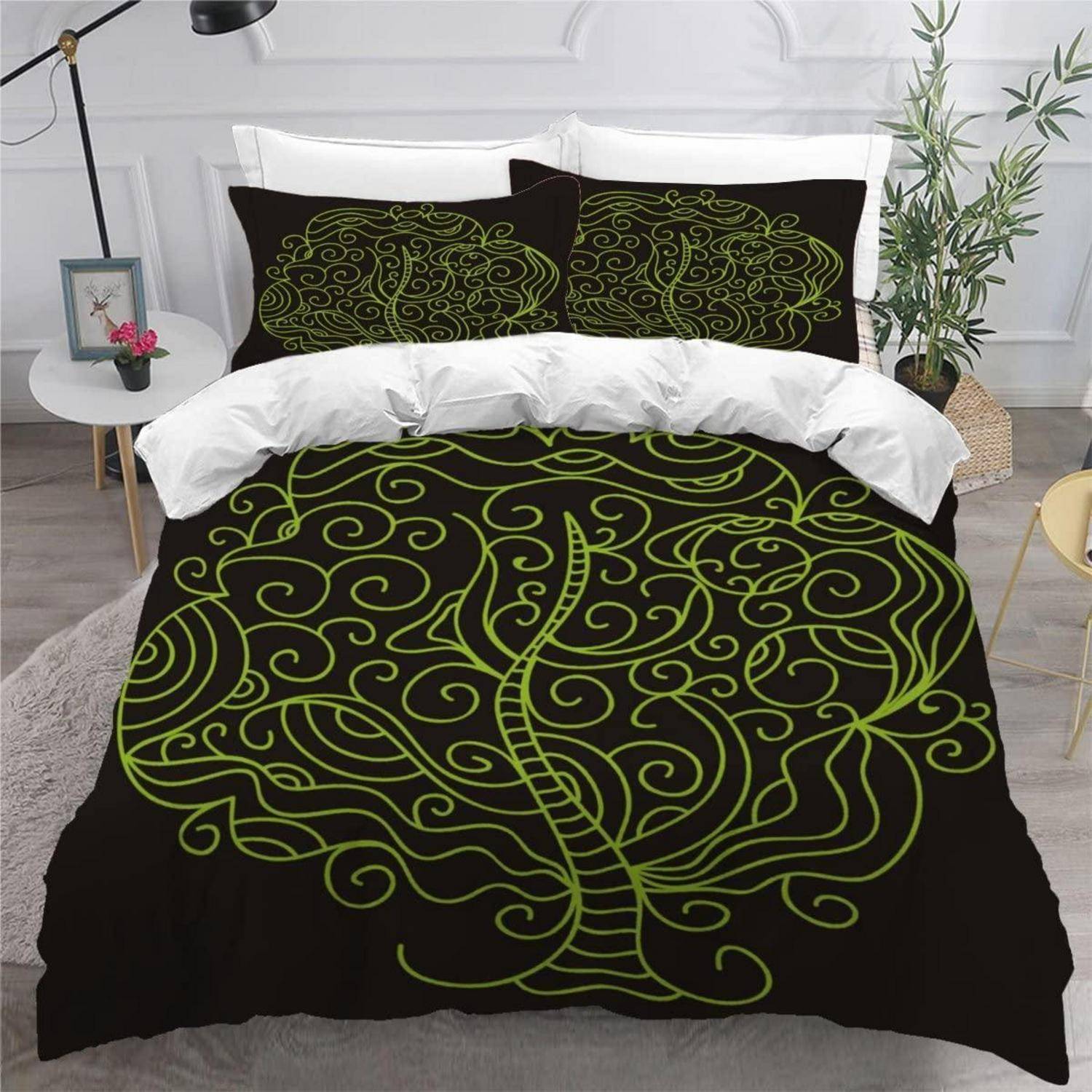 Schwarzes Bettwäscheset mit leuchtendem grünem wirbelndem Baumdesign auf dem Bettdeckenbezug und passenden Kissenbezügen in einem stilgerecht eingerichteten Schlafzimmer.