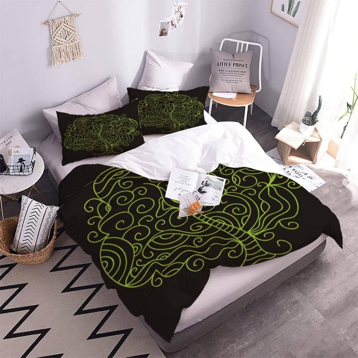 Bett mit schwarzer Bettwäsche mit hellem grünem Wirbelmuster, stilisiert in einem hellen, modernen Schlafzimmer mit Kissen, Nachttischen und Wanddekoration.