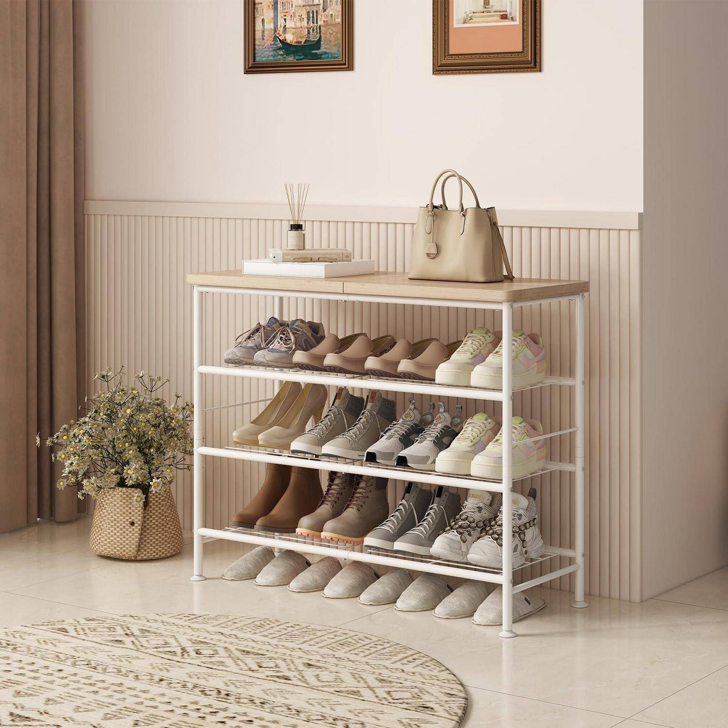 Weißes Schuhregal in einem ordentlichen Eingangsbereich, das mehrere Paar Schuhe hält, mit einer Handtasche und Deko oben drauf.