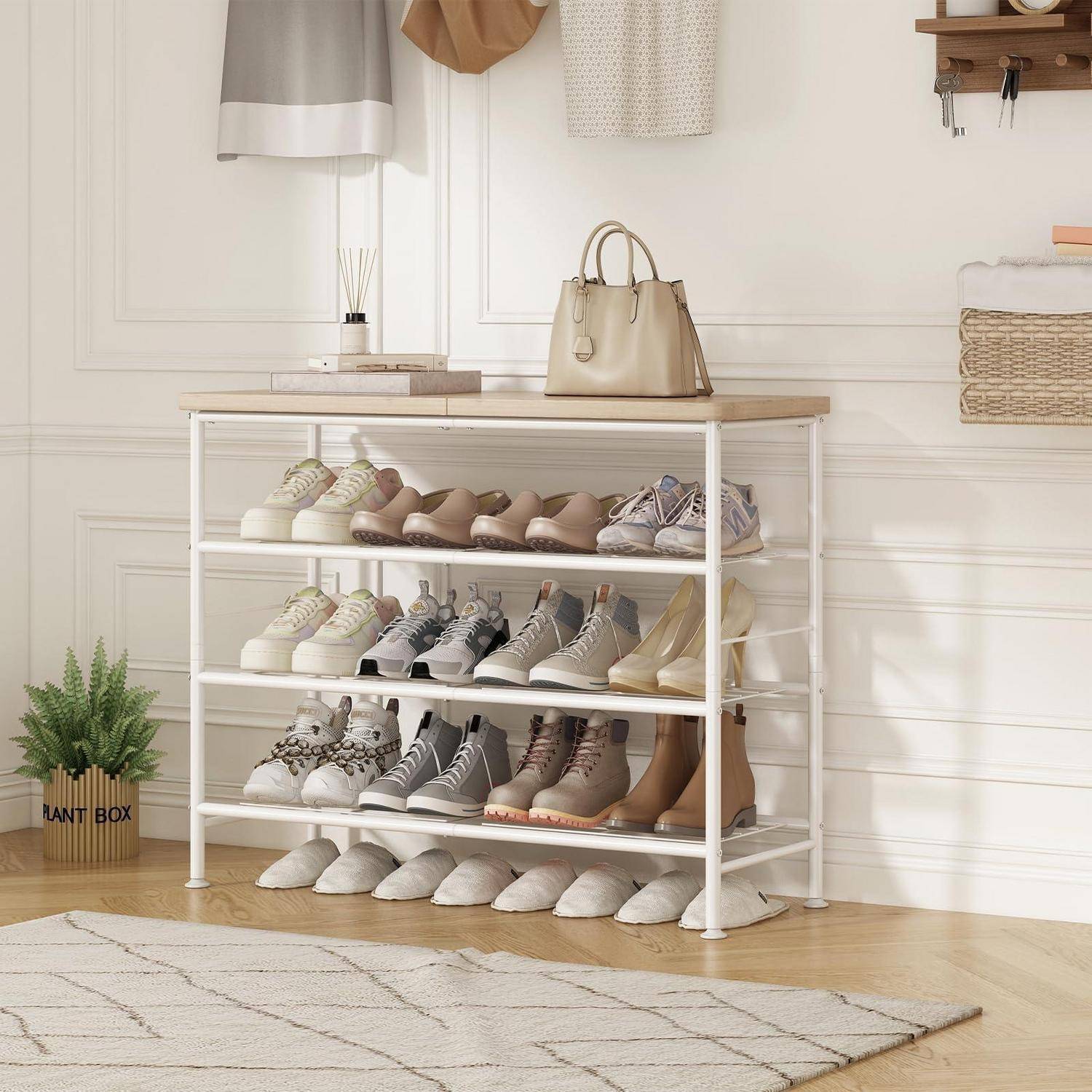 Weißes Metallschuhregal mit mehreren ordentlich angeordneten Paaren von Sneakern und High Heels, gekrönt von einer beigefarbenen Handtasche in einem hellen Eingangsbereich.