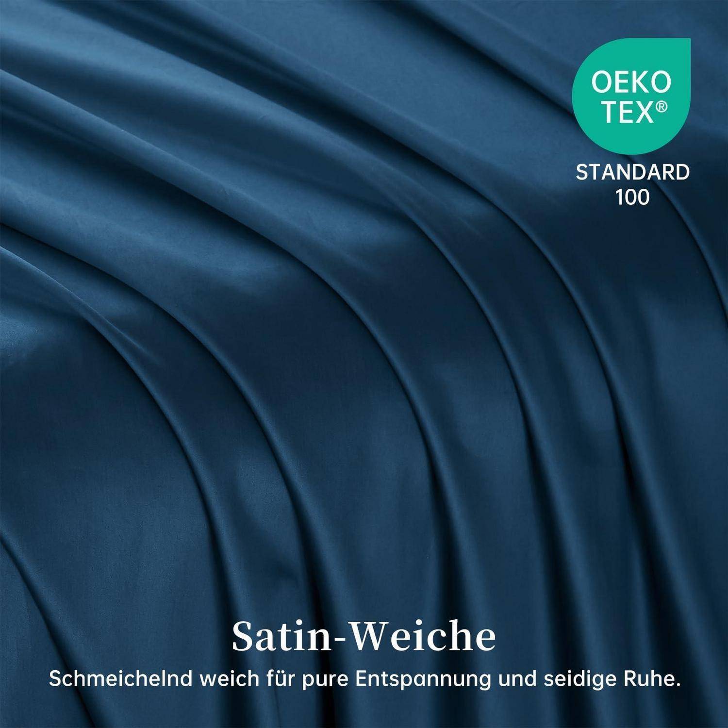 Blaues Satingewebe mit dem Text „Satin-Weiche" und „Schmeichelnd weich für pure Entspannung und seidige Ruhe."", sowie OEKO-TEX Standard 100 Logo.
