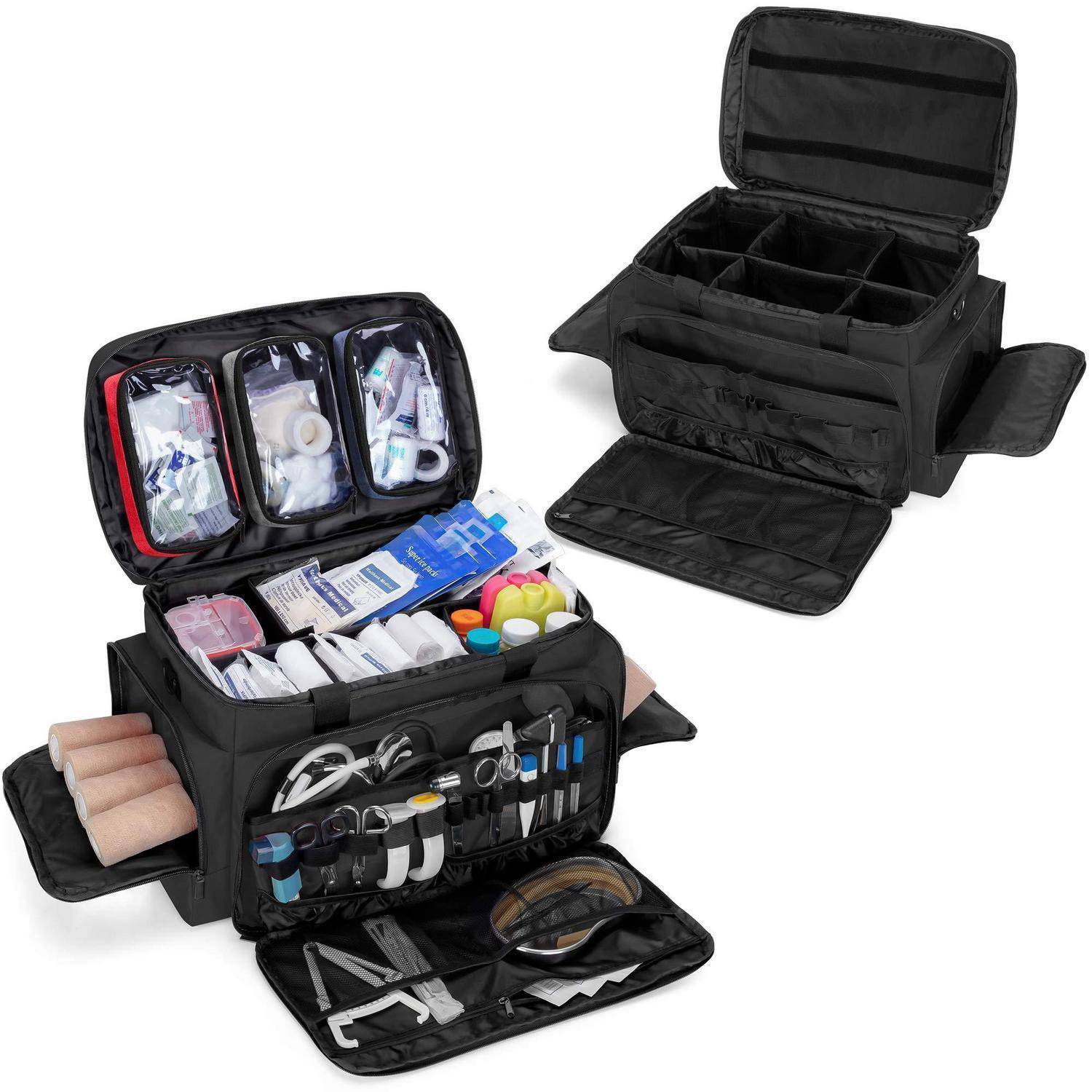 Schwarzer Reise-Toilettenorganizer mit Reißverschluss und mehreren durchsichtigen und Netz-Fächern, geöffnet und gefüllt mit Pflege- und Erste-Hilfe-Artikeln.