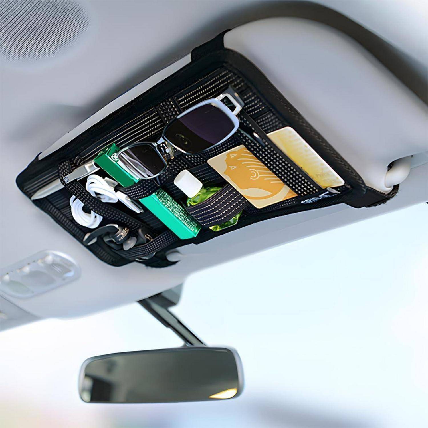 Dachhimmel-Organizer für das Auto, der Sonnenbrillen, Ladekabel und kleine Gegenstände über dem Rückspiegel hält.