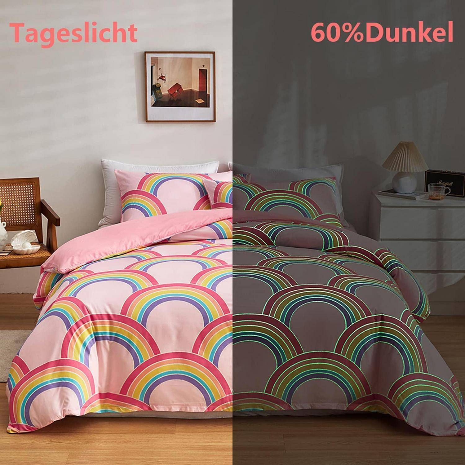 Split-View-Schlafzimmerfoto, das das Aussehen der Bettwäsche bei „Tageslicht" und „60% Dunkel"" vergleicht; die bunte Regenbogen-Bettdecke bleibt bei Tageslicht und schwachem Licht sichtbar.