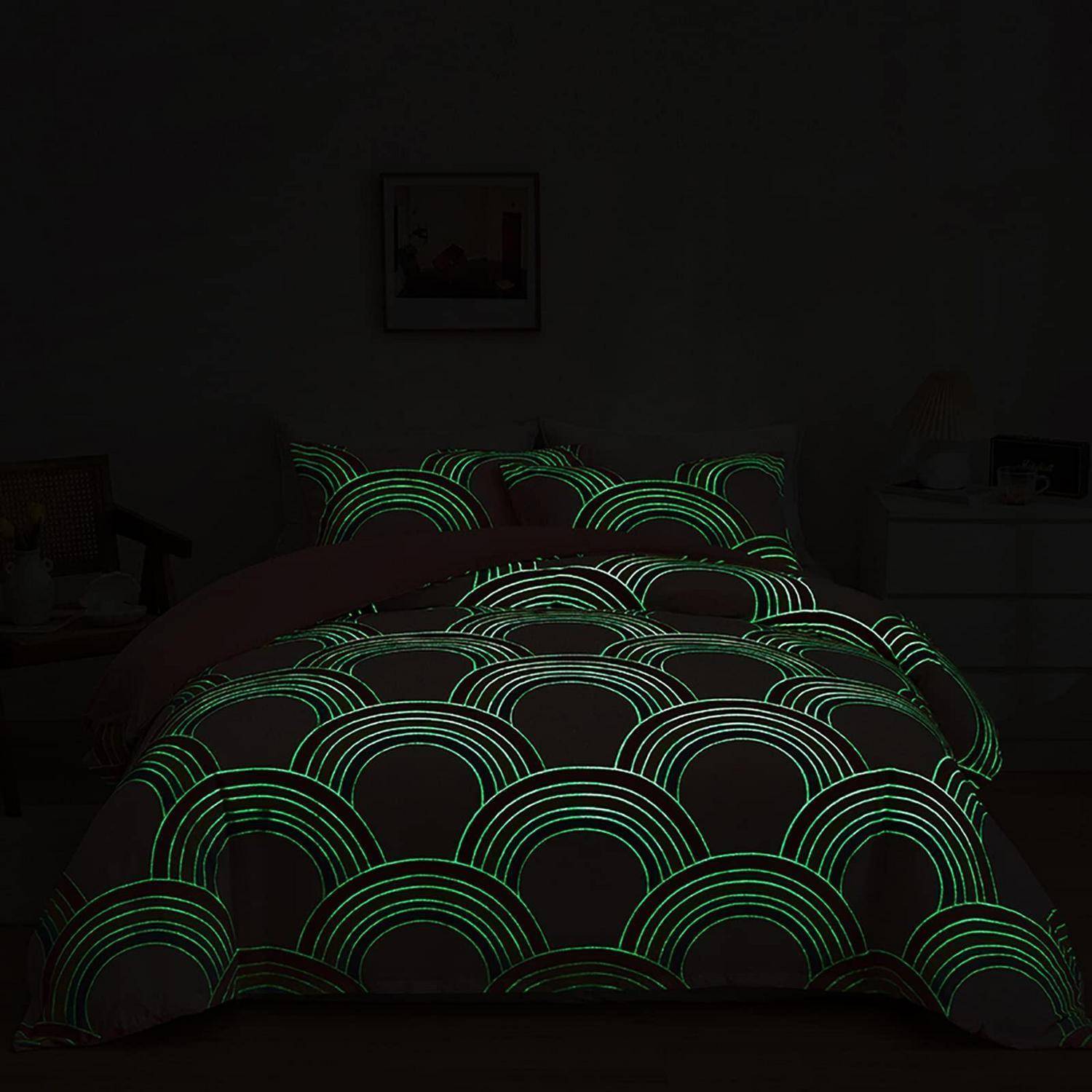 Bett mit leuchtendem grünen bogenmustrigen Bettbezug in einem dunklen Schlafzimmer, mit einem Kissen und kaum sichtbaren umgebenden Möbeln.