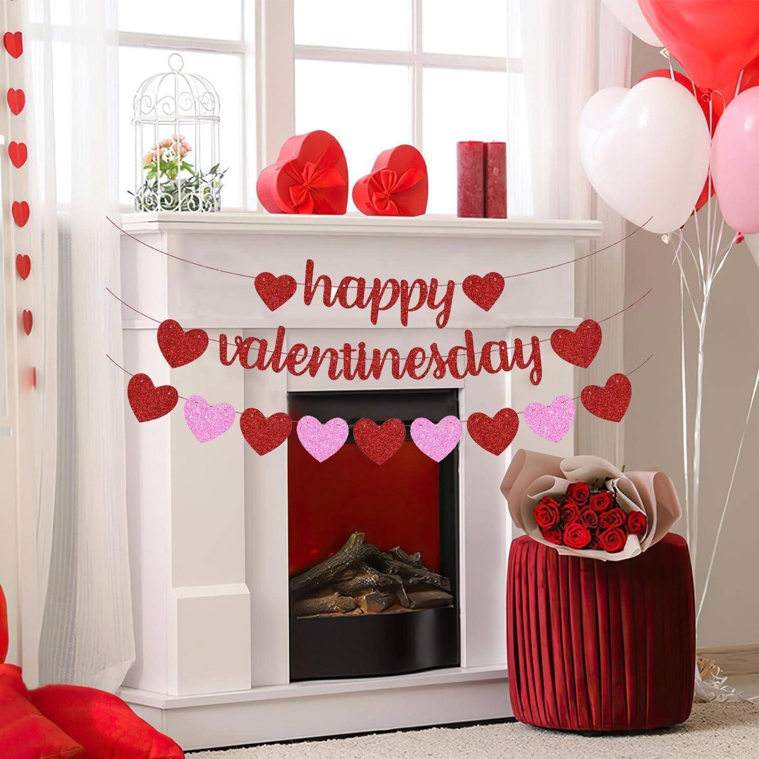 Valentinstag-Wohnzimmerdisplay mit dekoriertem Kamin, Banner mit der Aufschrift „Happy Valentines Day", Herzgirlande, Luftballons und Rosen.
