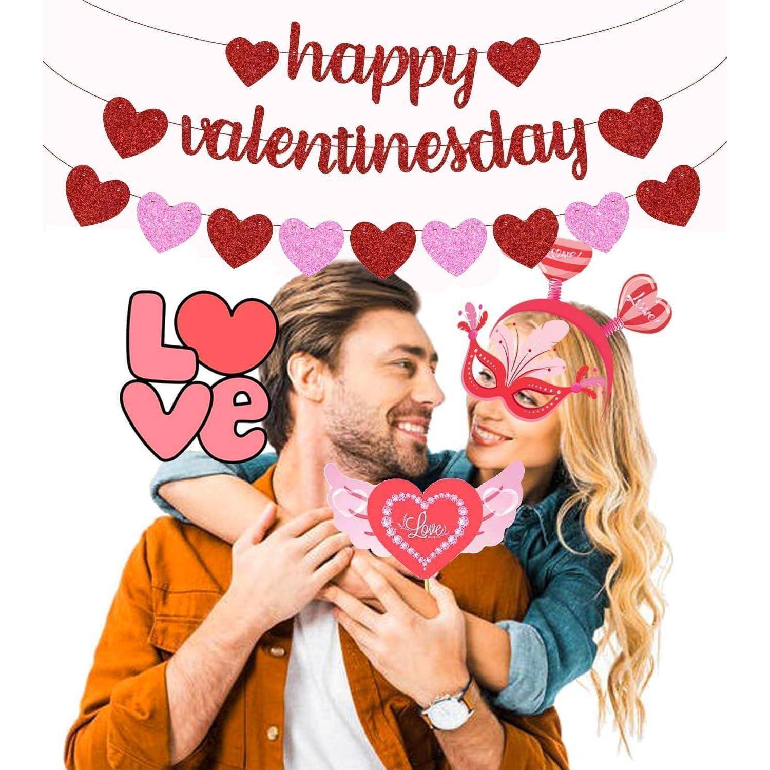 Ein lächelndes Paar posiert zum Valentinstag mit "Happy Valentinstag"" und Herzen oben, plus ein rosa ""Liebe"" Grafikstil und Masken-Dekoration.