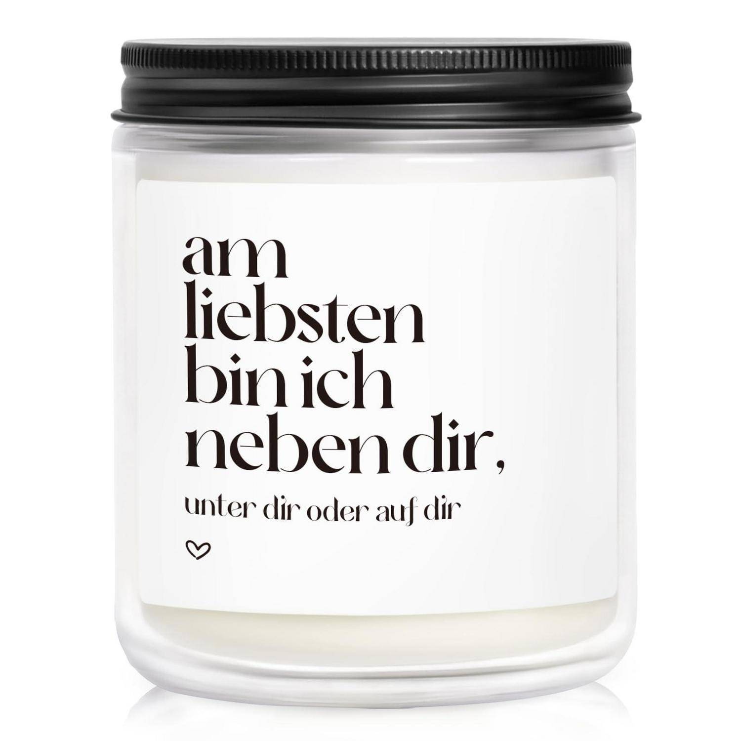 Weißes Kerzeneinmachglas mit schwarzem Deckel mit der Aufschrift „am liebsten bin ich neben dir, unter dir oder auf dir
