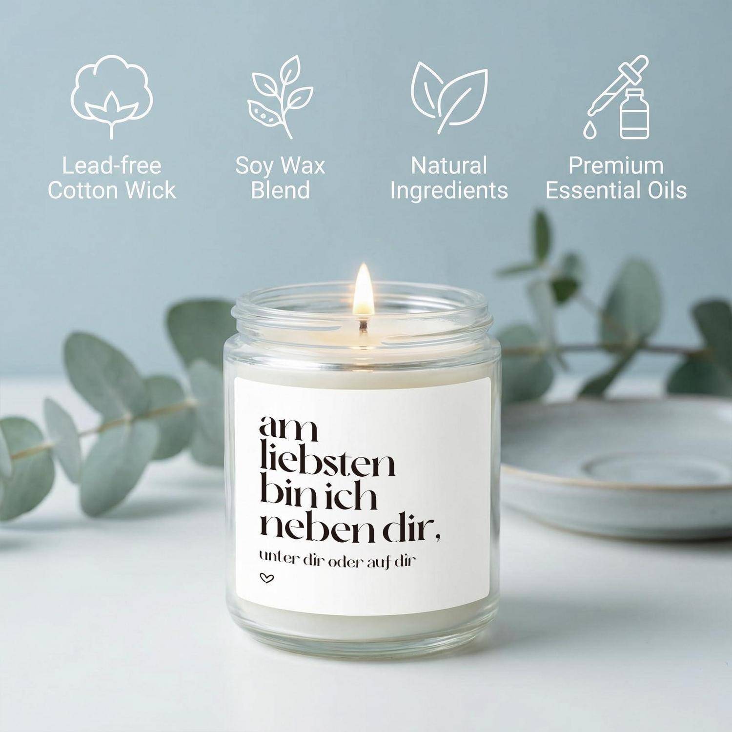 Duftkerze aus Sojawachs im Glas mit Etikett „am liebsten bin ich neben dir"; Symbole heben bleifreien Baumwolldocht, Sojawachsmischung, natürliche Inhaltsstoffe und hochwertige ätherische Öle hervor.