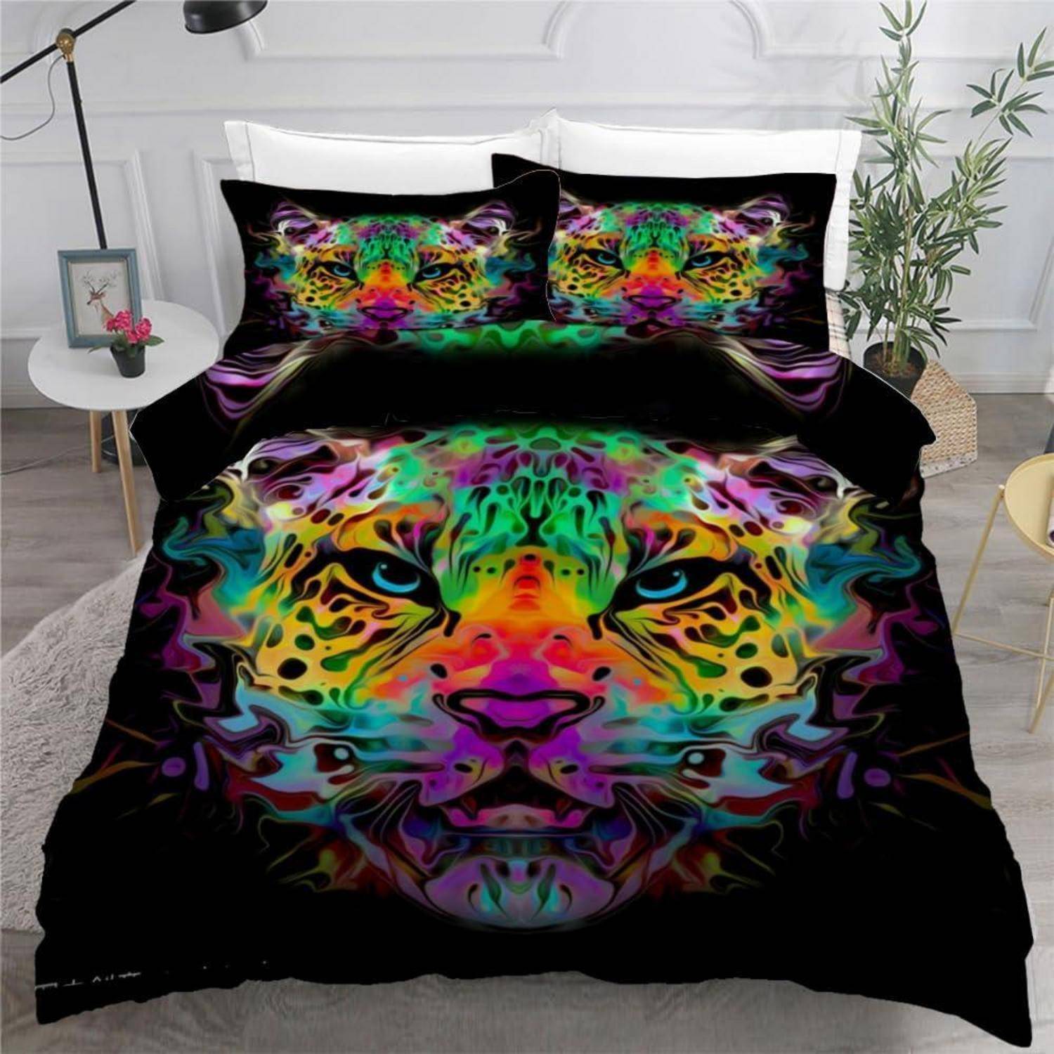 Bett mit schwarzer Bettwäsche bedruckt mit einem großen neon-, mehrfarbigen Tigerkopf auf dem Bettbezug und Kissen in einem modernen Schlafzimmer.