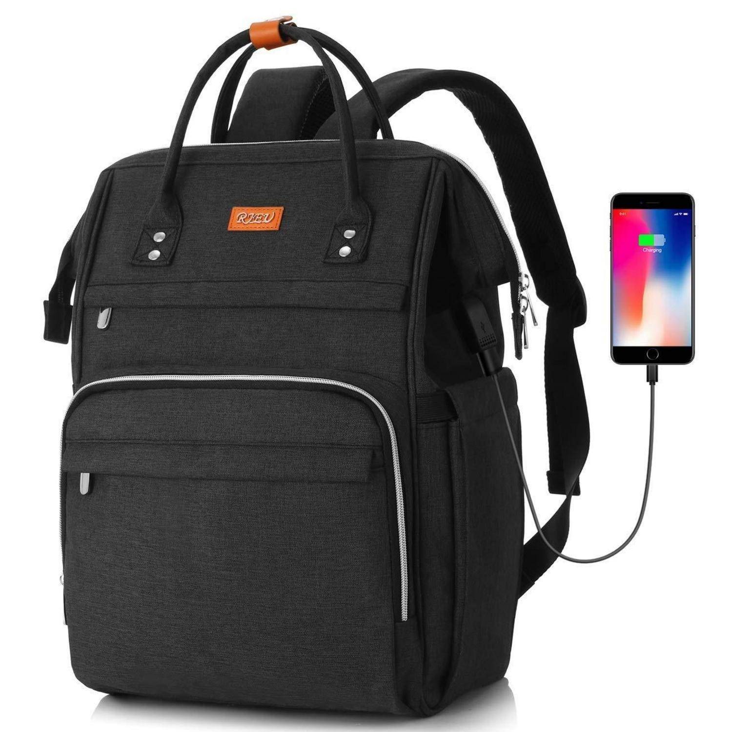 Schwarzer Rucksack mit USB-Ladeanschluss, dargestellt neben einem Smartphone, das über Kabel aufgeladen wird; Vordertasche und Tragehenkel sichtbar.