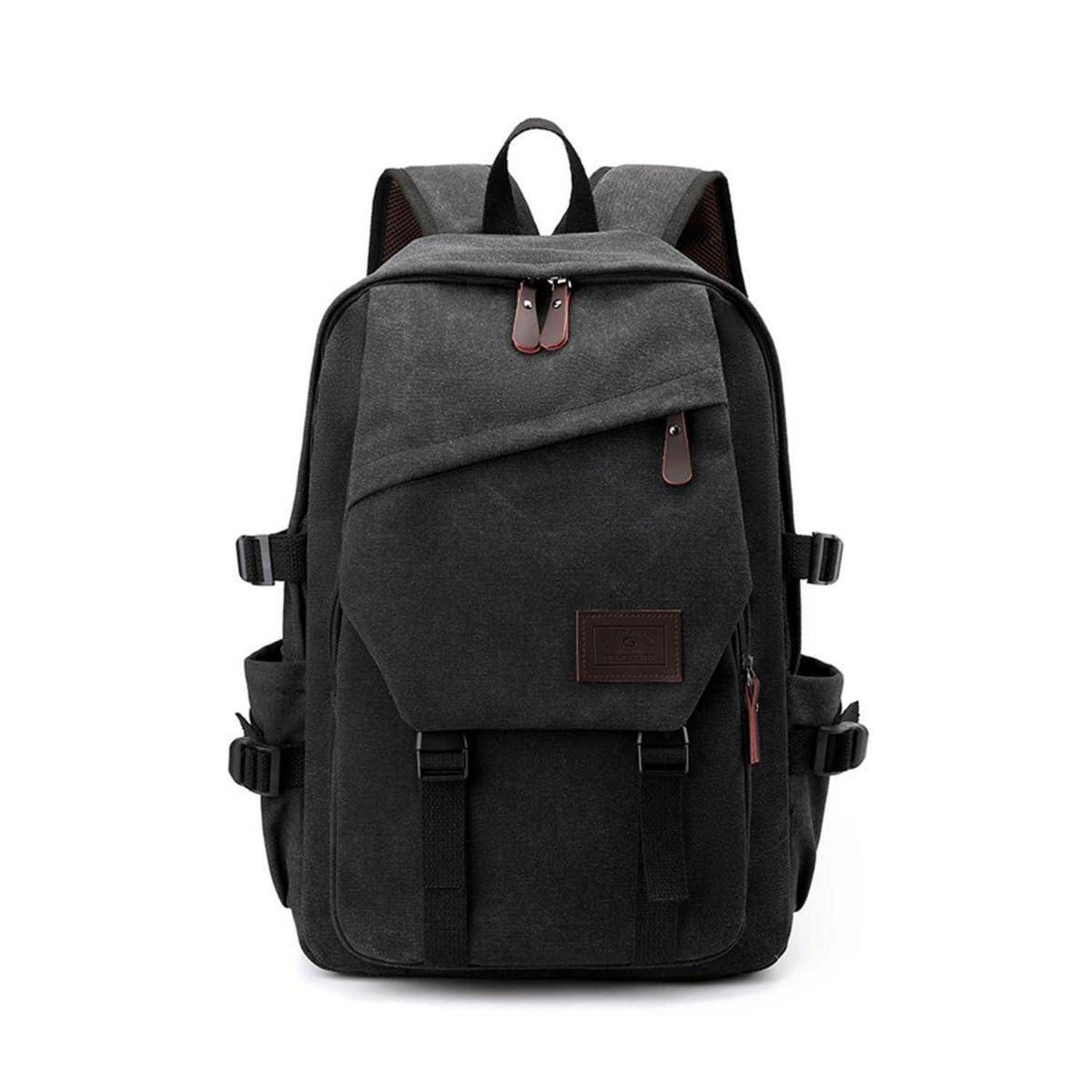 Schwarzer Rucksack mit Frontklappentasche, Seitengurten und oberem Tragegriff auf weißem Hintergrund.