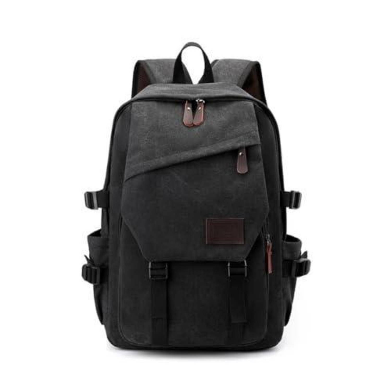 Schwarzer Rucksack mit vorderen Klapptaschen, seitlichen Riemen und Tragegriff oben auf weißem Hintergrund.