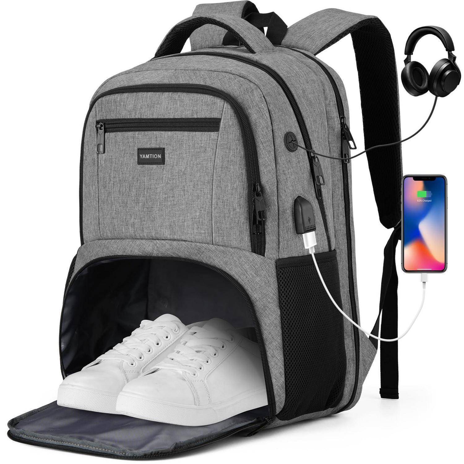 Grauer Laptop-Rucksack mit USB-Ladeanschluss, vorderer Schuhfach und angeschlossenen Kopfhörern und Telefon zum tragbaren Aufladen.
