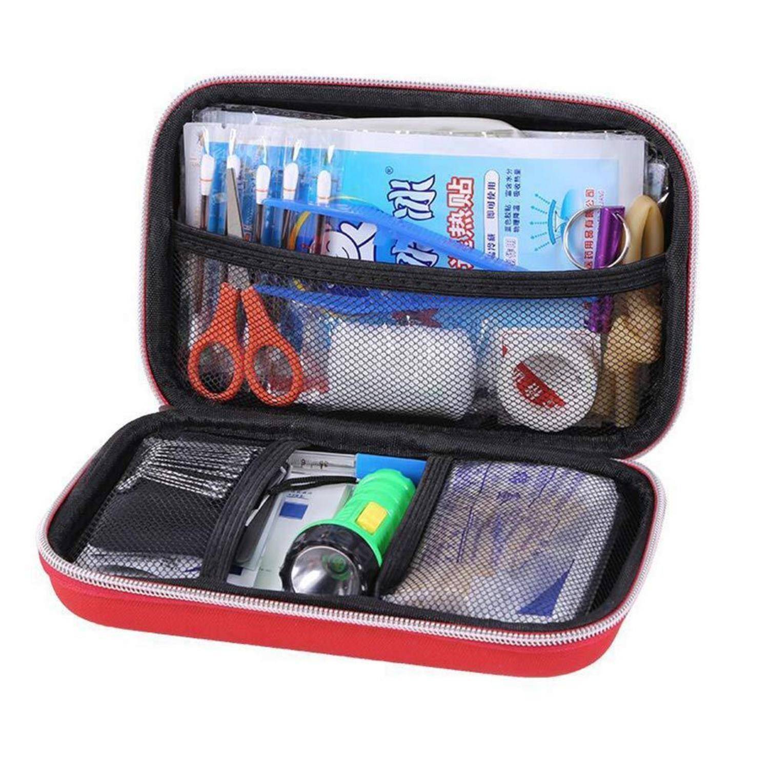 Offenes rot-schwarzes Etui mit Reißverschluss, organisiert mit Netztaschen, die Schere, Stifte, Klebeband, eine Taschenlampe und kleine Schreibwaren enthält.