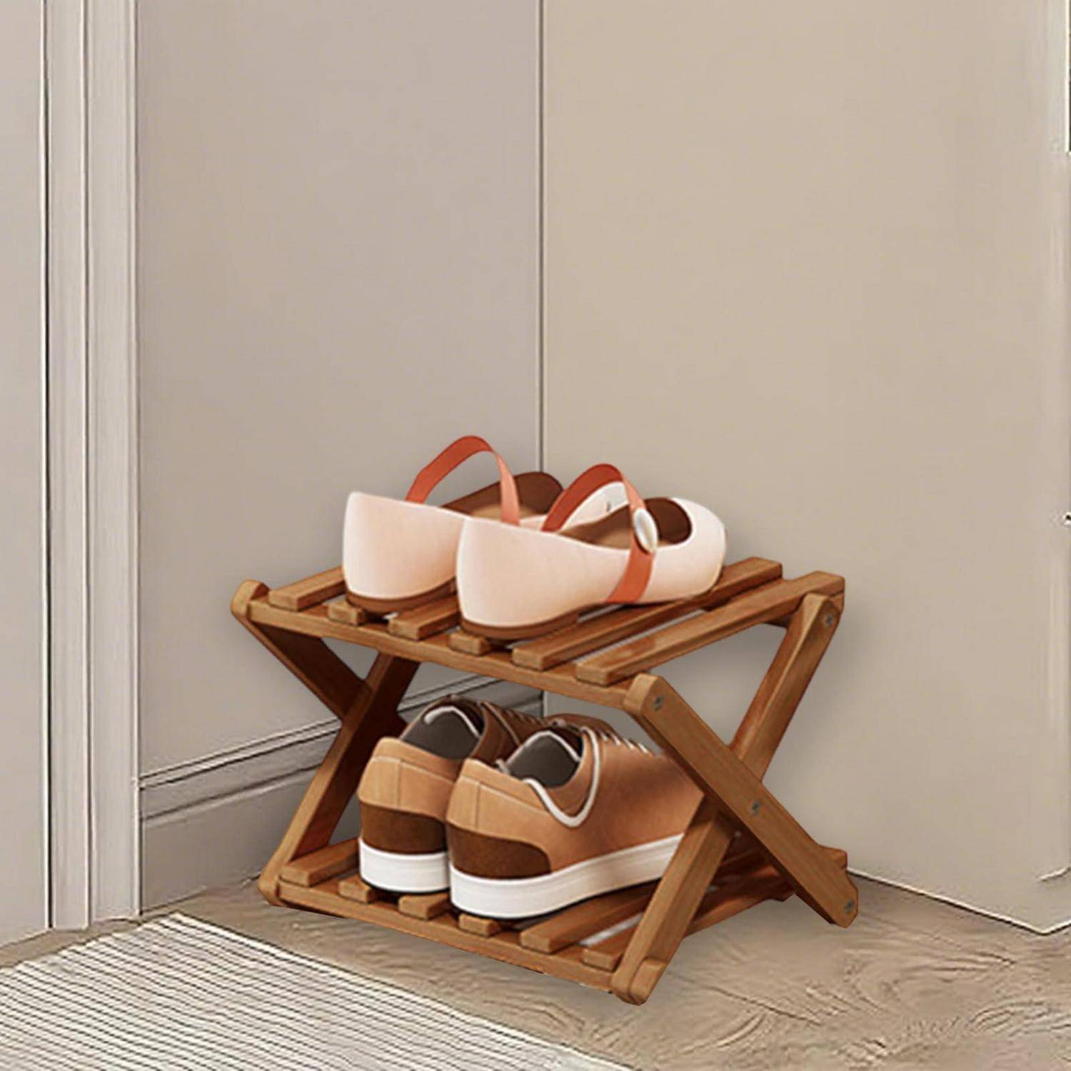 Hölzernes Schuhgestell zum Zusammenklappen mit vier Paar Schuhen, an einer Wand auf einem gestreiften Teppich platziert.