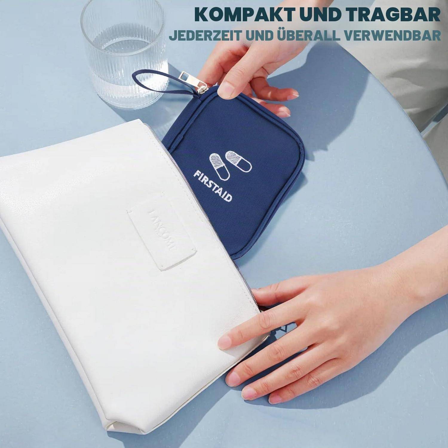 Hände halten ein kompaktes dunkelblaues Erste-Hilfe-Täschchen neben einem weißen Behälter, mit deutschem Text, der besagt, dass es kompakt, tragbar und überall einsatzbar ist.