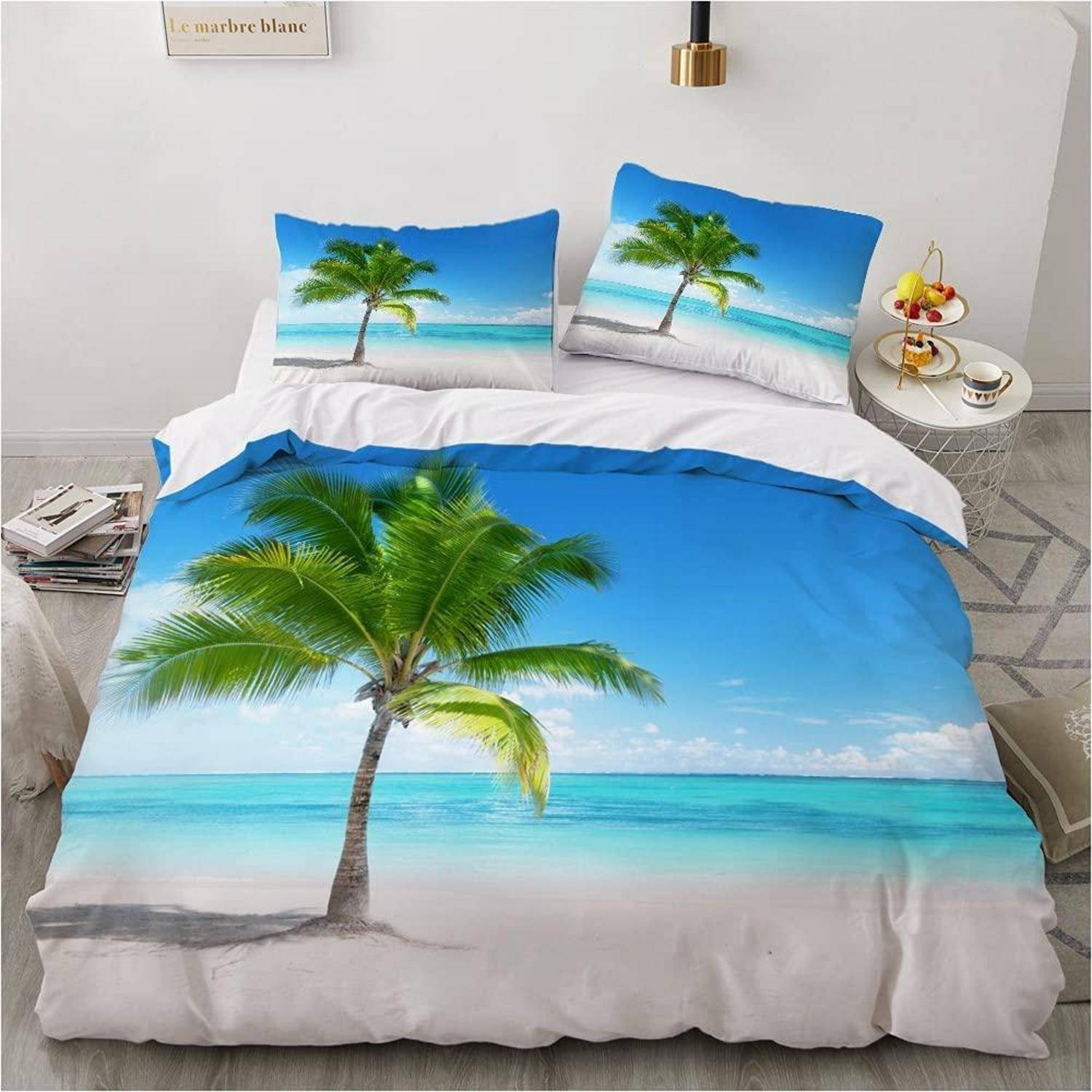 Bett, das mit Strandszenen-Bettwäsche hergerichtet ist, mit einer Palme, blauem Himmel und türkisfarbenem Meer auf der Bettdecke und den Kissen.