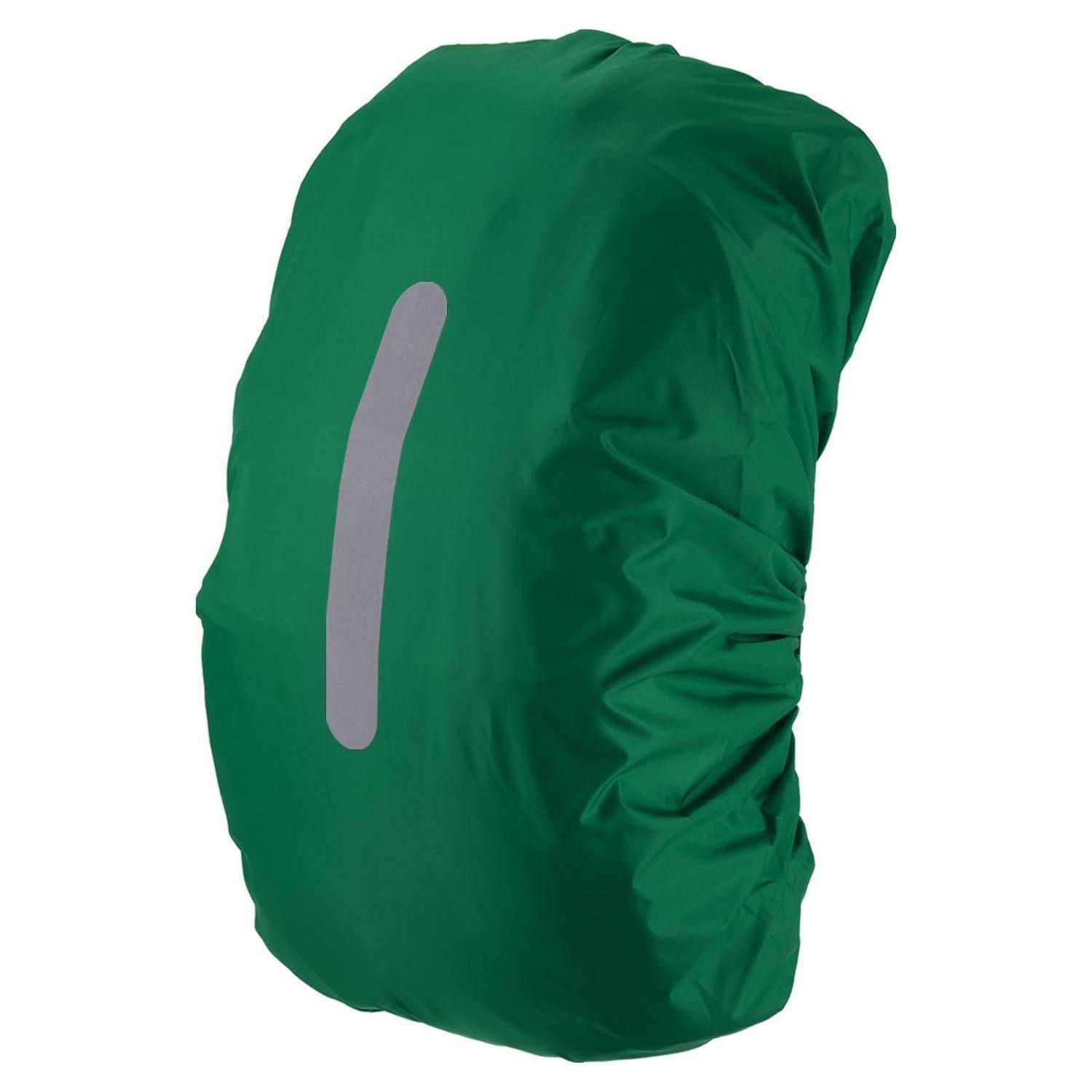 Grüne Rucksackregenhülle mit reflektierendem vertikalem Streifen, auf weißem Hintergrund dargestellt.