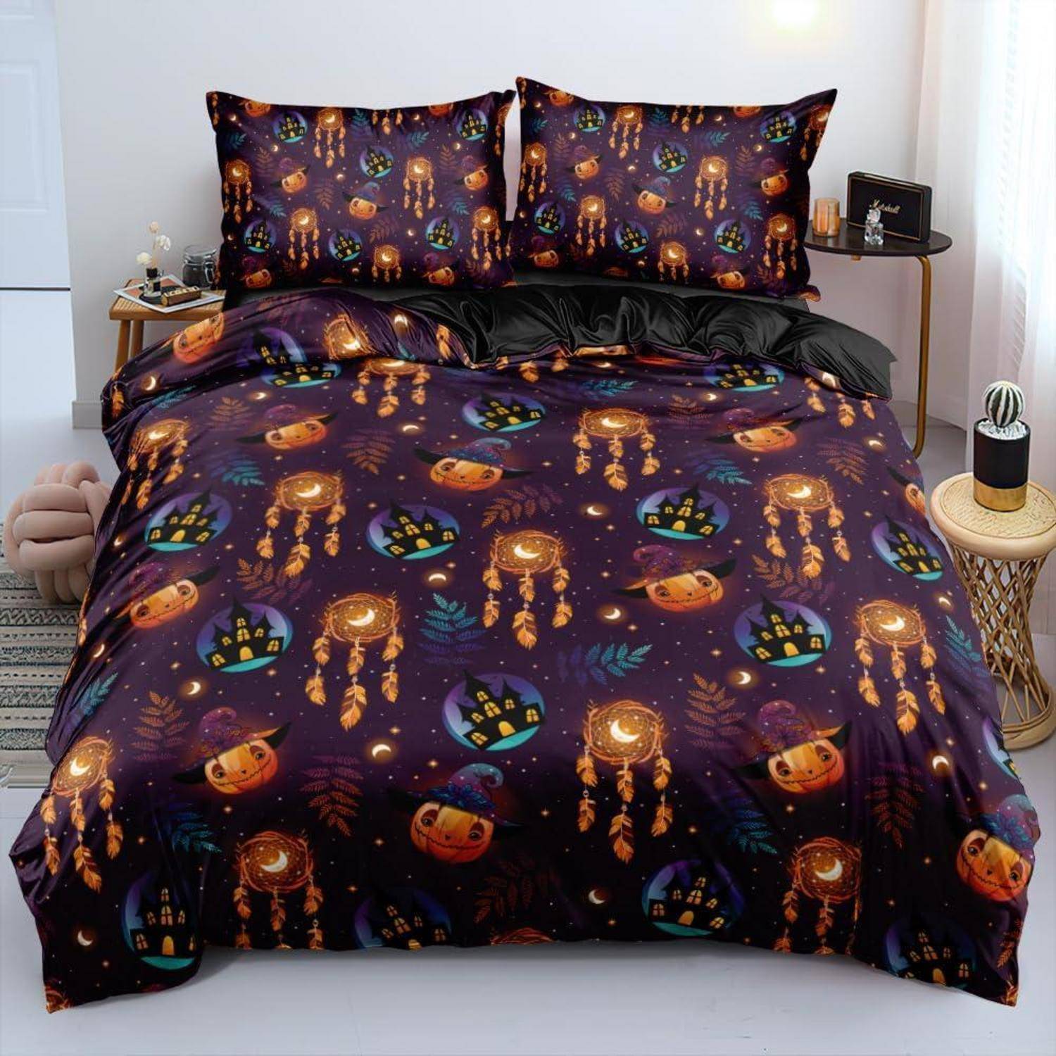 Ein Bett, das mit einer violetten Halloween-Bettdecke und Kissenbezügen mit Kürbissen, Gespenstern, Fledermäusen und mondbeleuchteten Häusern gestaltet ist.