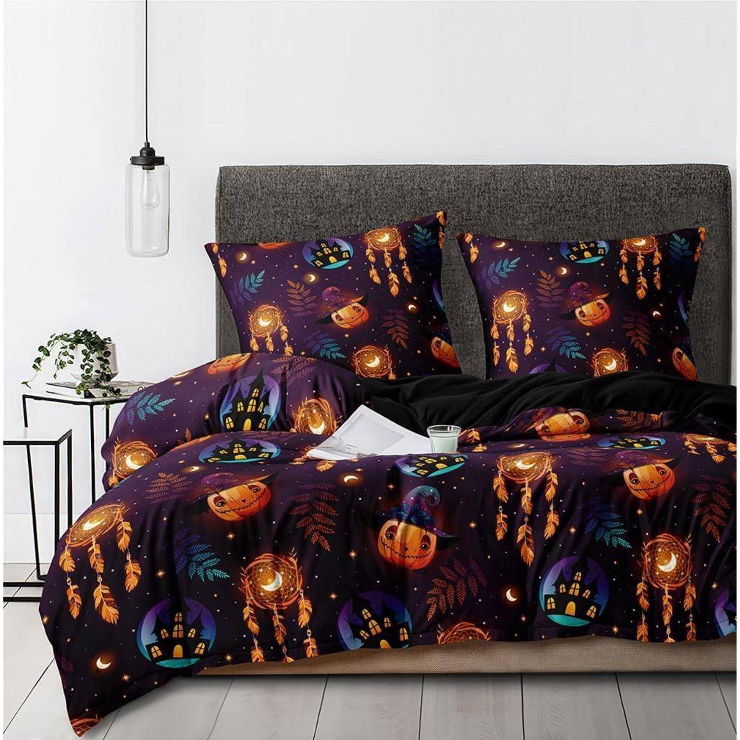 Bett mit Halloween-Thema-Bettwäsche mit Kürbissen, Gespenstern, Fledermäusen und leuchtenden Laternendesigns in einem modernen Schlafzimmer.