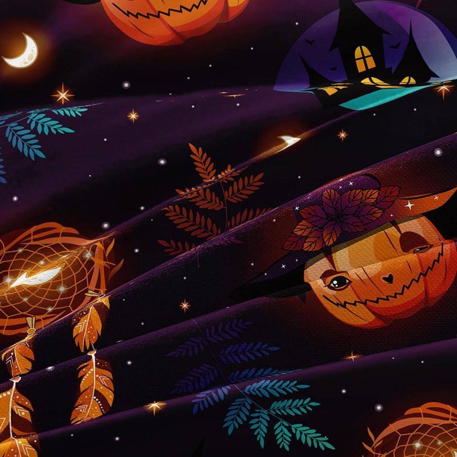 Halloween-themed Illustration mit leuchtenden Kürbislaternen, Mond, Sternen und Herbstblättern auf dunkelviolettem Hintergrund