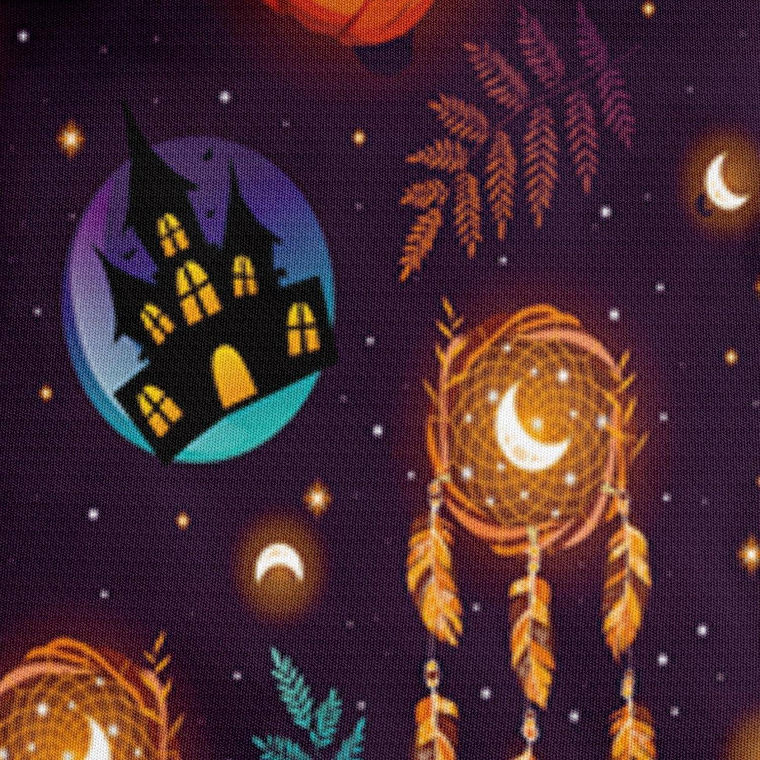 Halloween-Muster mit einem Spukhaus-Mond, leuchtenden Sichelmondhälten, Sternen und gefiederten Traumfängern auf dunkelviolettem Hintergrund