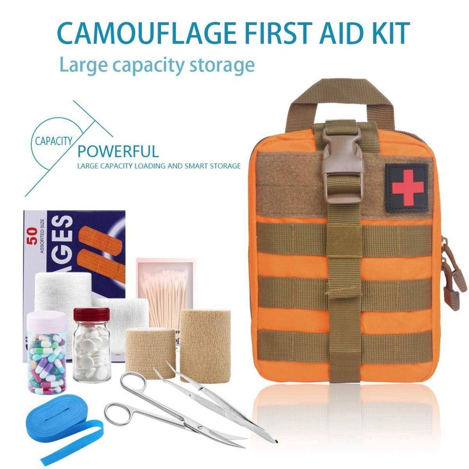 Camouflage-Erste-Hilfe-Tasche mit orangenen und braunen Riemen, gezeigt mit Verbandsmaterial, Gaze, Wattestäbchen, Schere, Pinzette und Pillenflaschen, mit Betonung auf großzügiger Speicherkapazität.