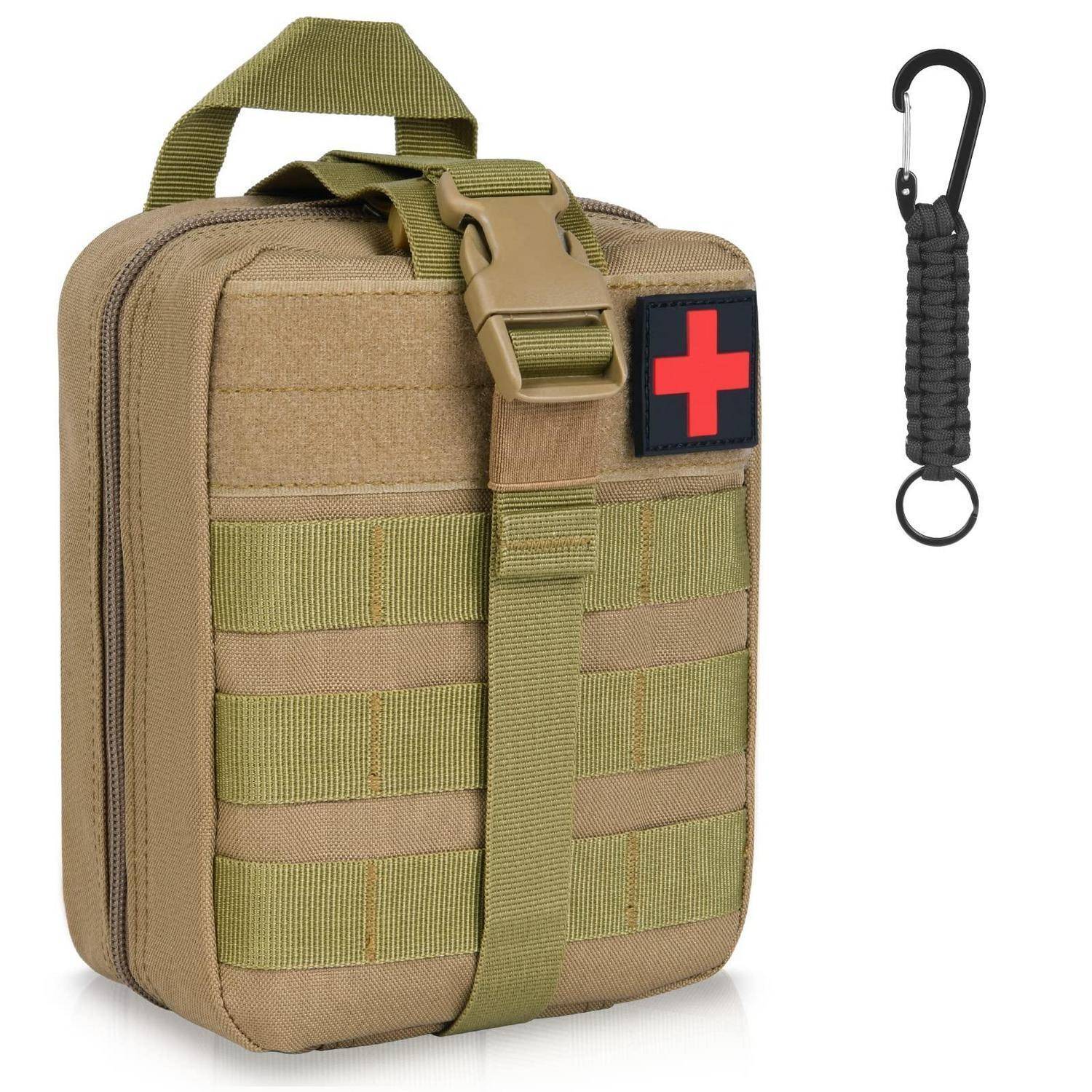 Tan-farbiger taktischer Erste-Hilfe-Beutel mit rotem Kreuzpatch und aufklippbarem Paracord-Schlüsselanhänger auf weißem Hintergrund.
