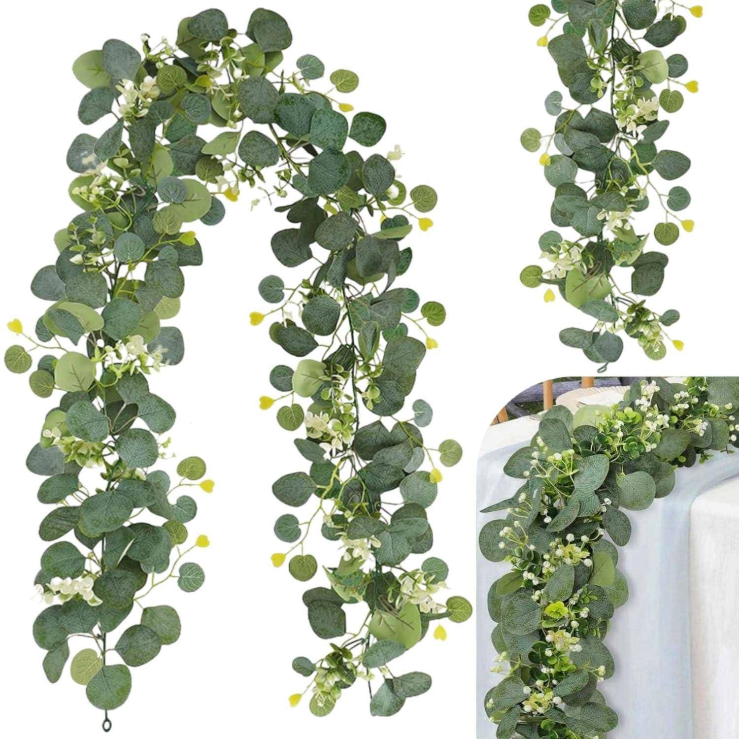Künstliche Eukalyptusgirlanden mit grünen Blättern und weißen Beeren, in mehreren Längen gezeigt und als hängende Dekoration angeordnet.