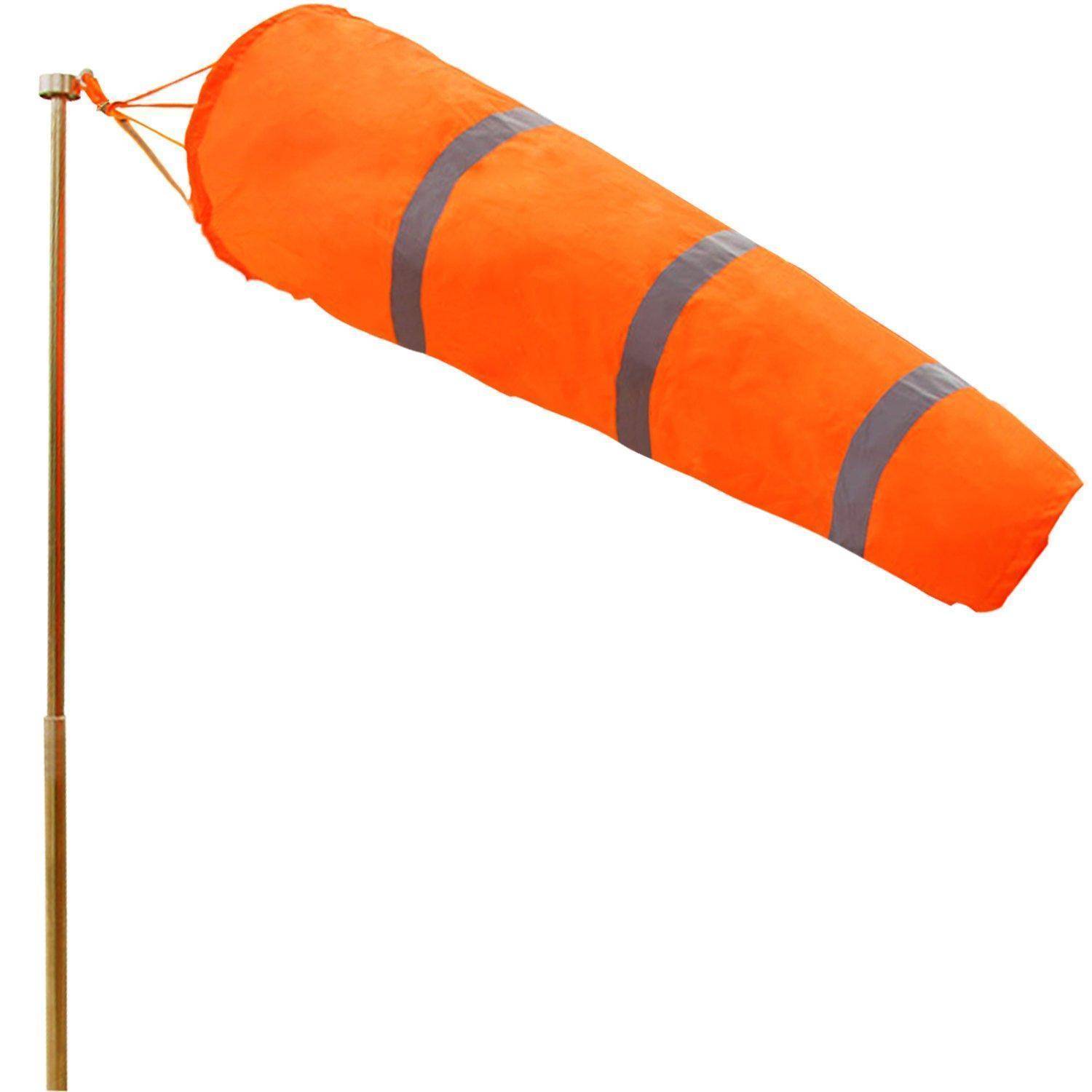 Orangefarbiger Windsack auf einer Stange, der Windrichtung und Windgeschwindigkeit anzeigt.