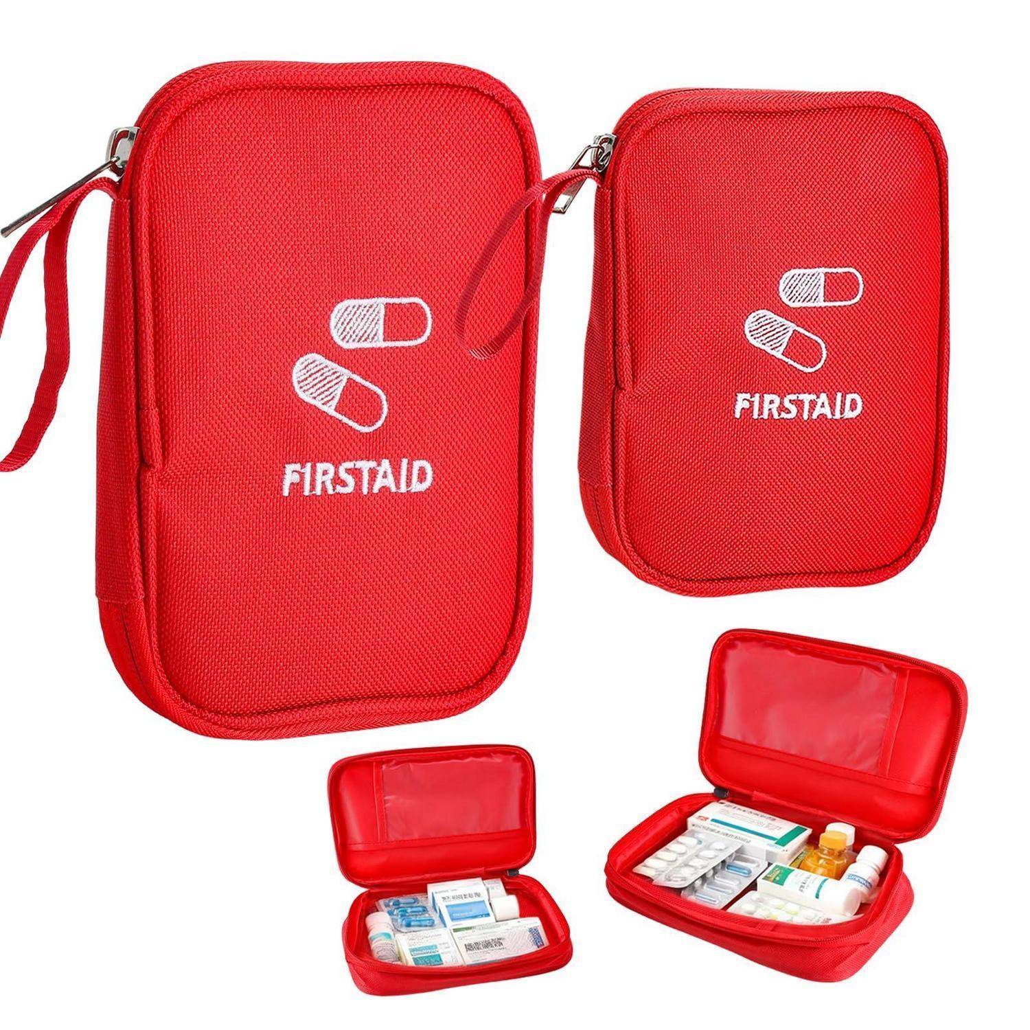 Rote Erste-Hilfe-Taschen, geschlossen und offen gezeigt mit medizinischen Materialien innen, beschriftet mit 'FIRSTAID'.