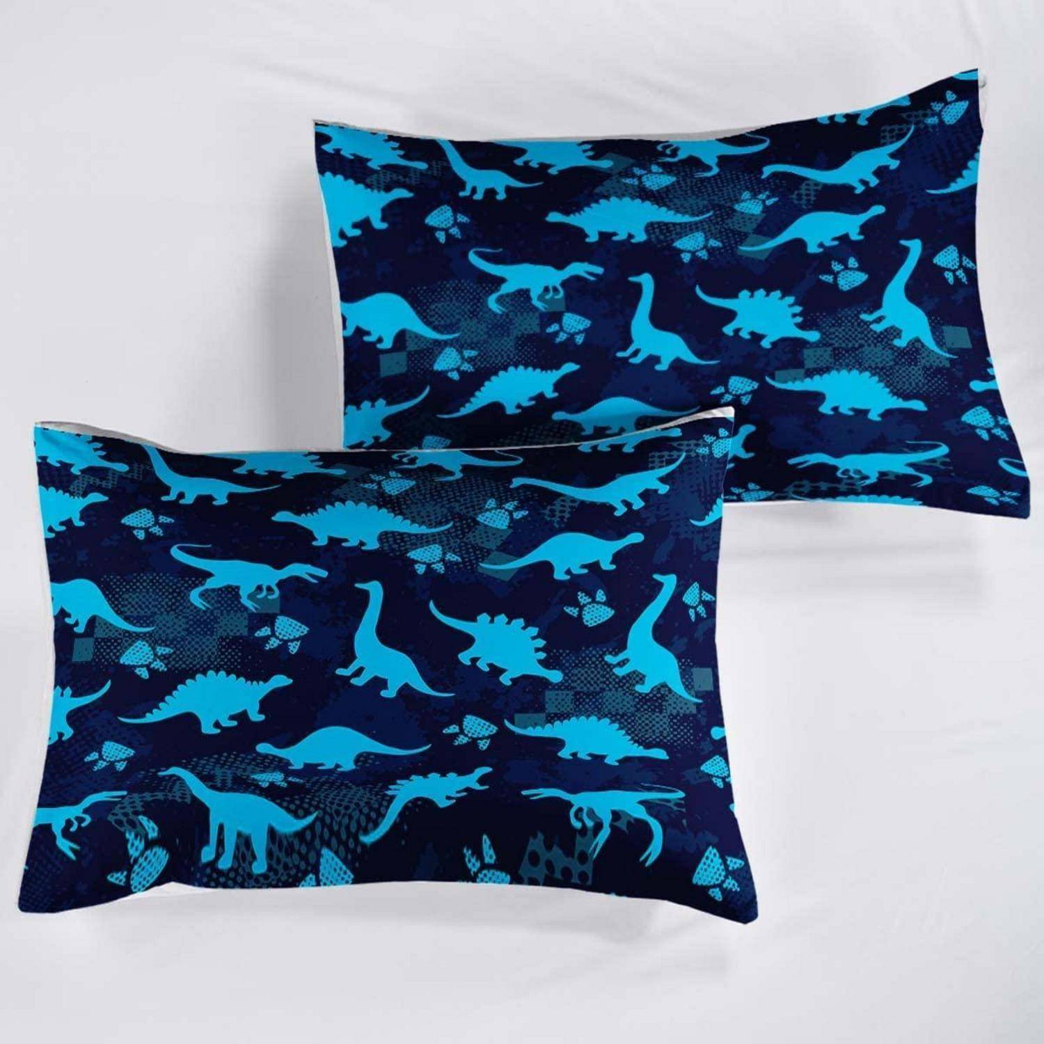 Zwei marineblau gefärbte Kissenbezüge mit leuchtend blauen Dinosaurier-Silhouetten auf weißem Hintergrund.