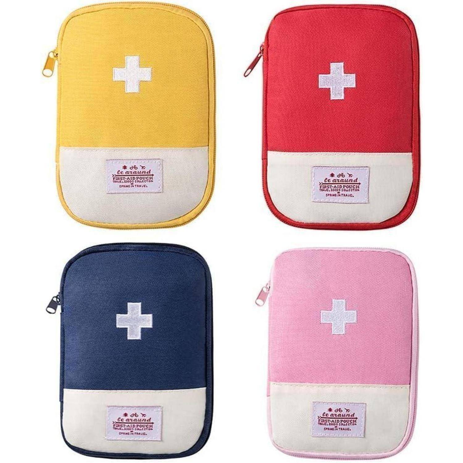 Vier Reißverschlussbeutel oder Erste-Hilfe-Kästen in Gelb, Rot, Marineblau und Rosa, jeder mit einem weißen Kreuz und einem kleinen Etikett auf der Vorderseite.