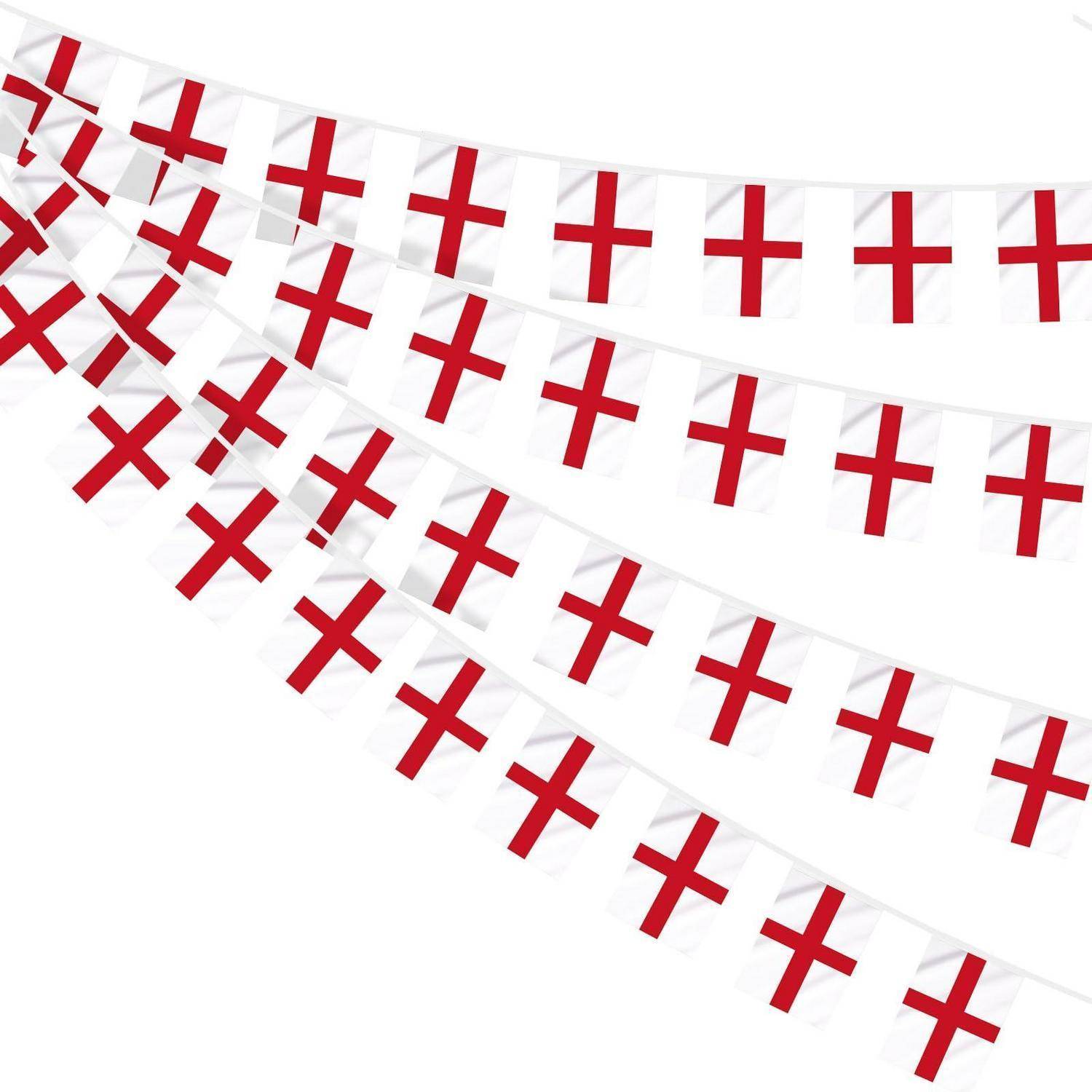 Reihen weißer Wimpelfahnen mit roten St.-Georgs-Kreuzen, wie eine England-Themadekoration aus Girlanden.