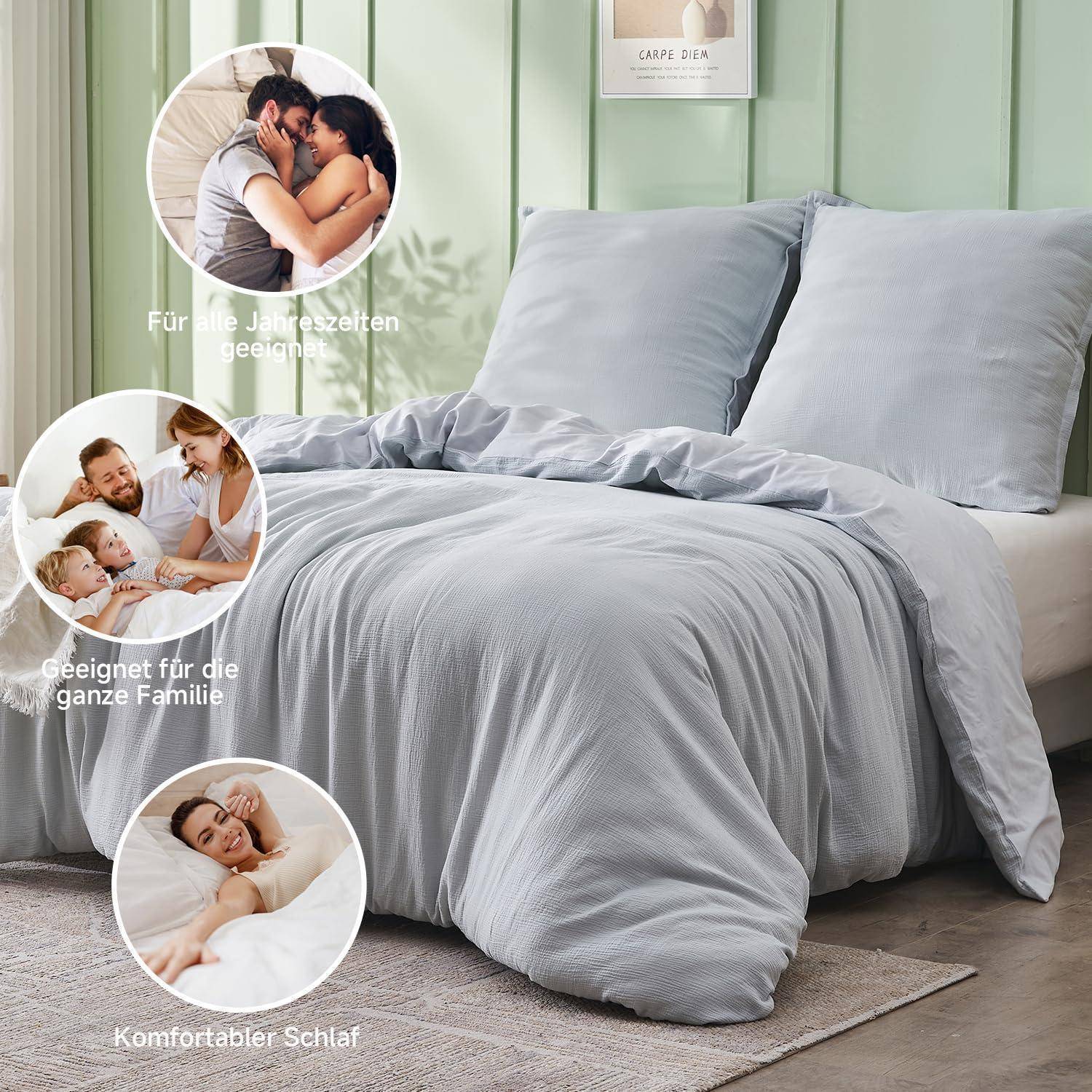 Ein ordentlich gemachtes Bett mit grauer Bettwäsche und Kissen, gezeigt in einem hellen Schlafzimmer, mit drei eingesetzten Fotos und deutschem Text, der die ganzjährige Nutzung, Familieneignung und komfortablen Schlaf bewirbt.