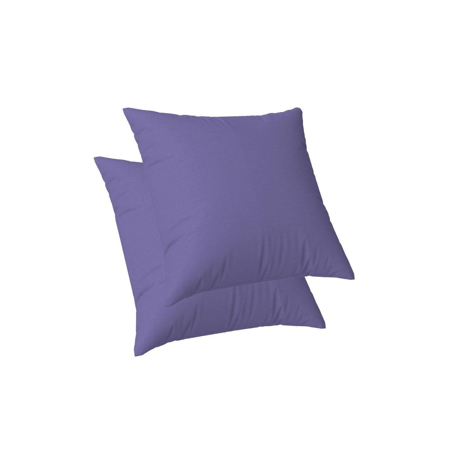 Zwei überlappende violette Wurfkissen auf weißem Hintergrund.