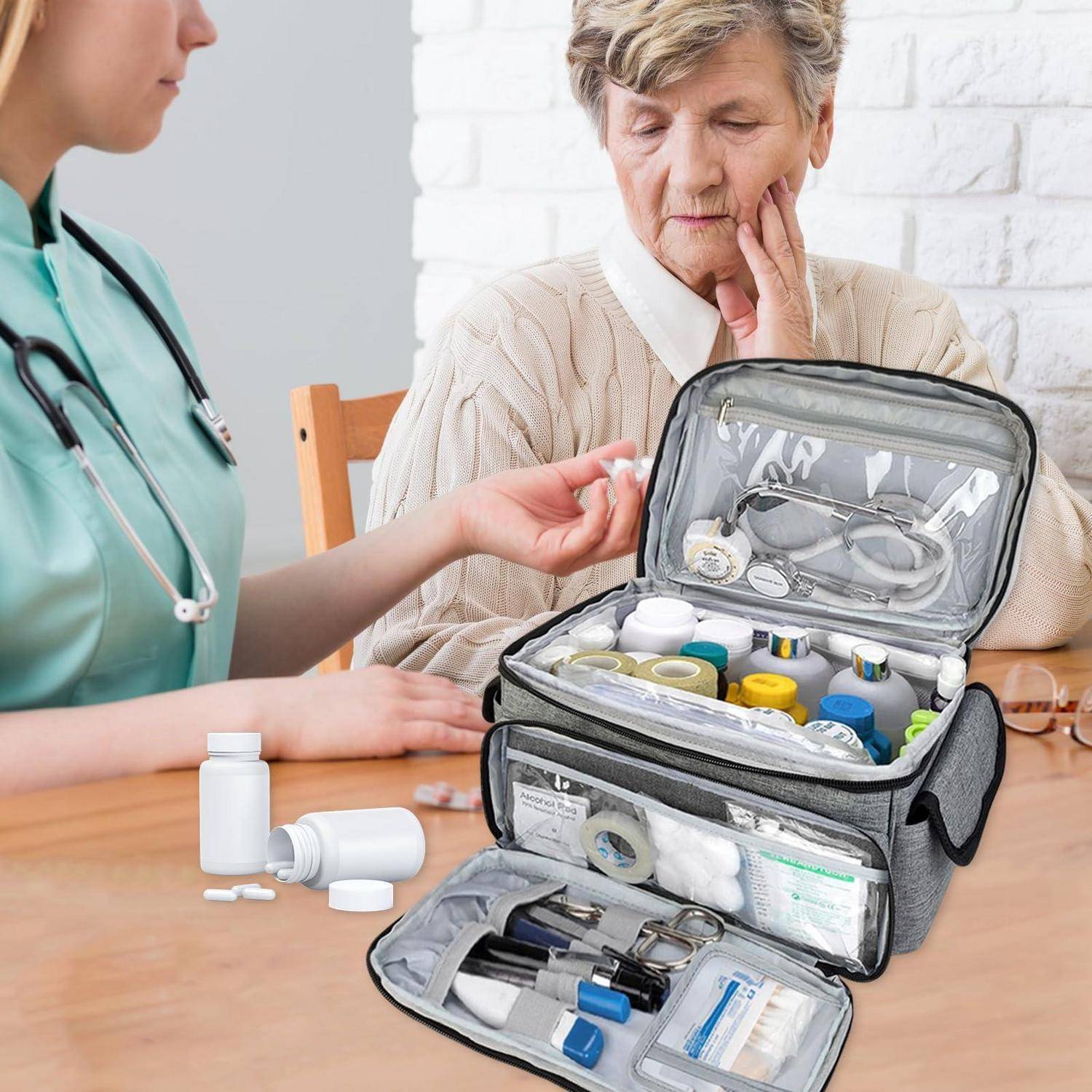 Krankenschwester hilft älterer Frau bei der Verwaltung von Medikamenten neben einer offenen Organizer-Tasche, die mit Pillendosen, Inhalatoren und medizinischem Zubehör gefüllt ist.