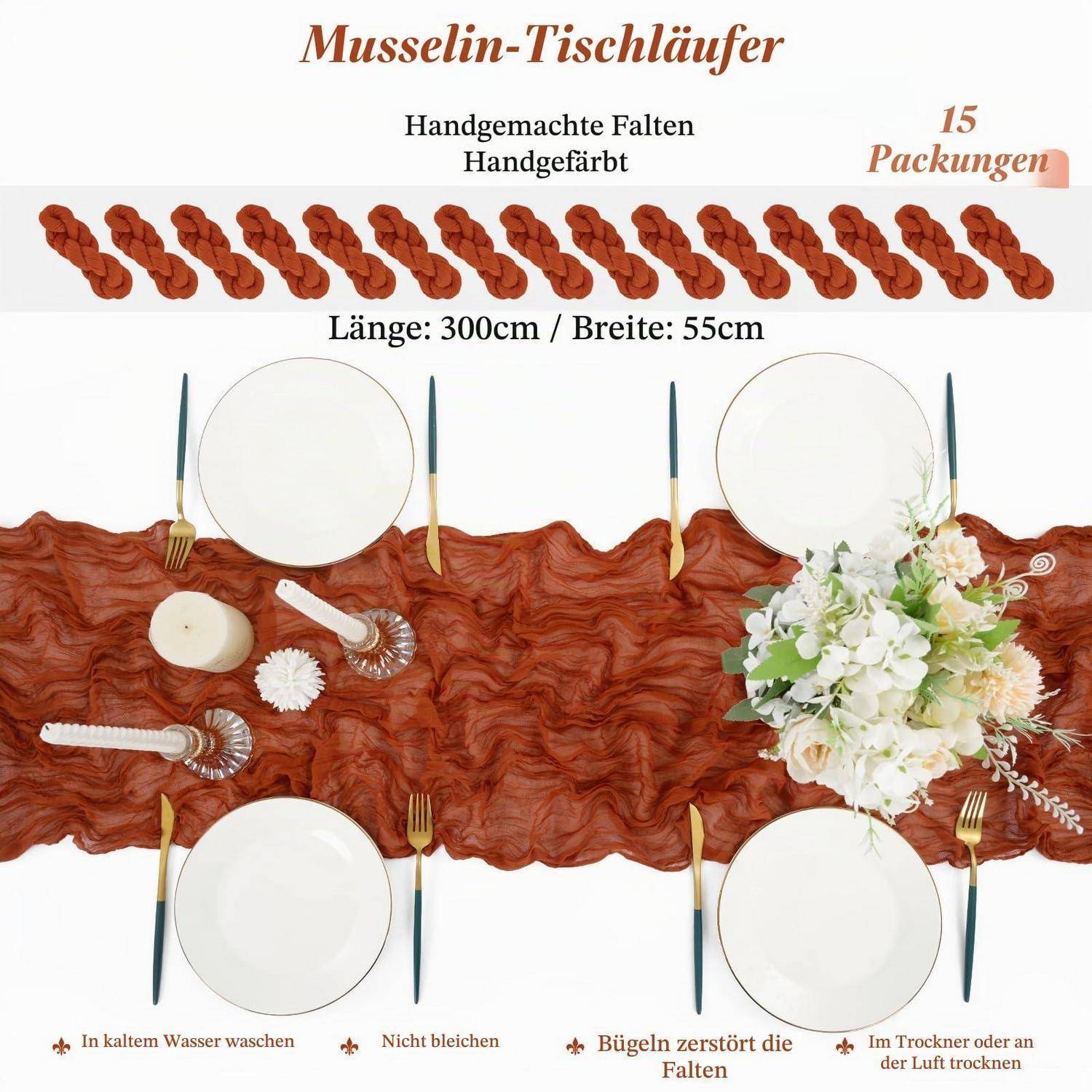Produktbild eines rostfarbenen Musselinstoffs als Tischläufer, 300 cm x 55 cm, dargestellt auf einem Tisch mit Tellern und Blumenmittelstück; enthält „15 Packungen" und Pflegesymbole.