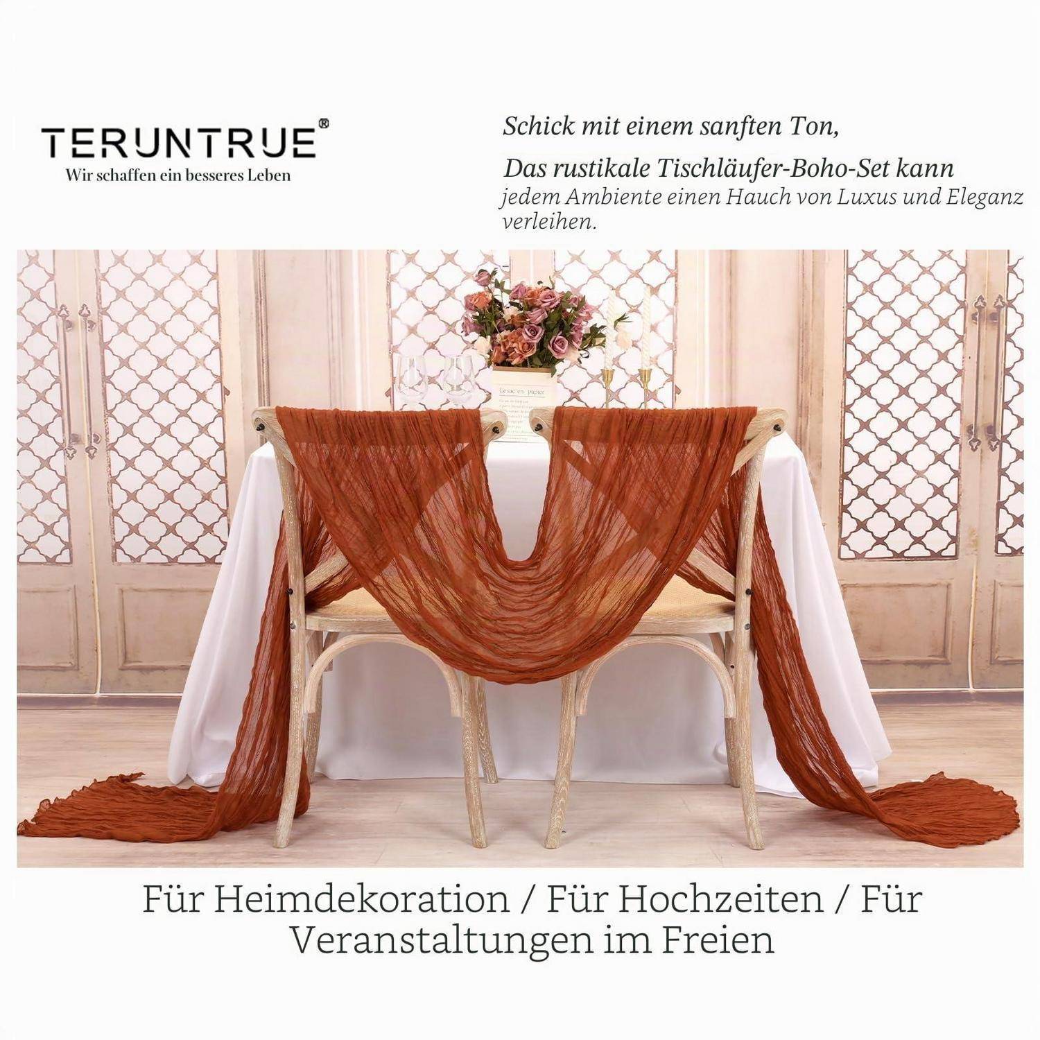 Rostfarbener durchsichtiger Tischläufer, der über einem dekorierten Esstisch mit Blumen drapiert ist, gezeigt als rustikales Boho-Dekor-Set für Hochzeiten und Outdoor-Veranstaltungen.