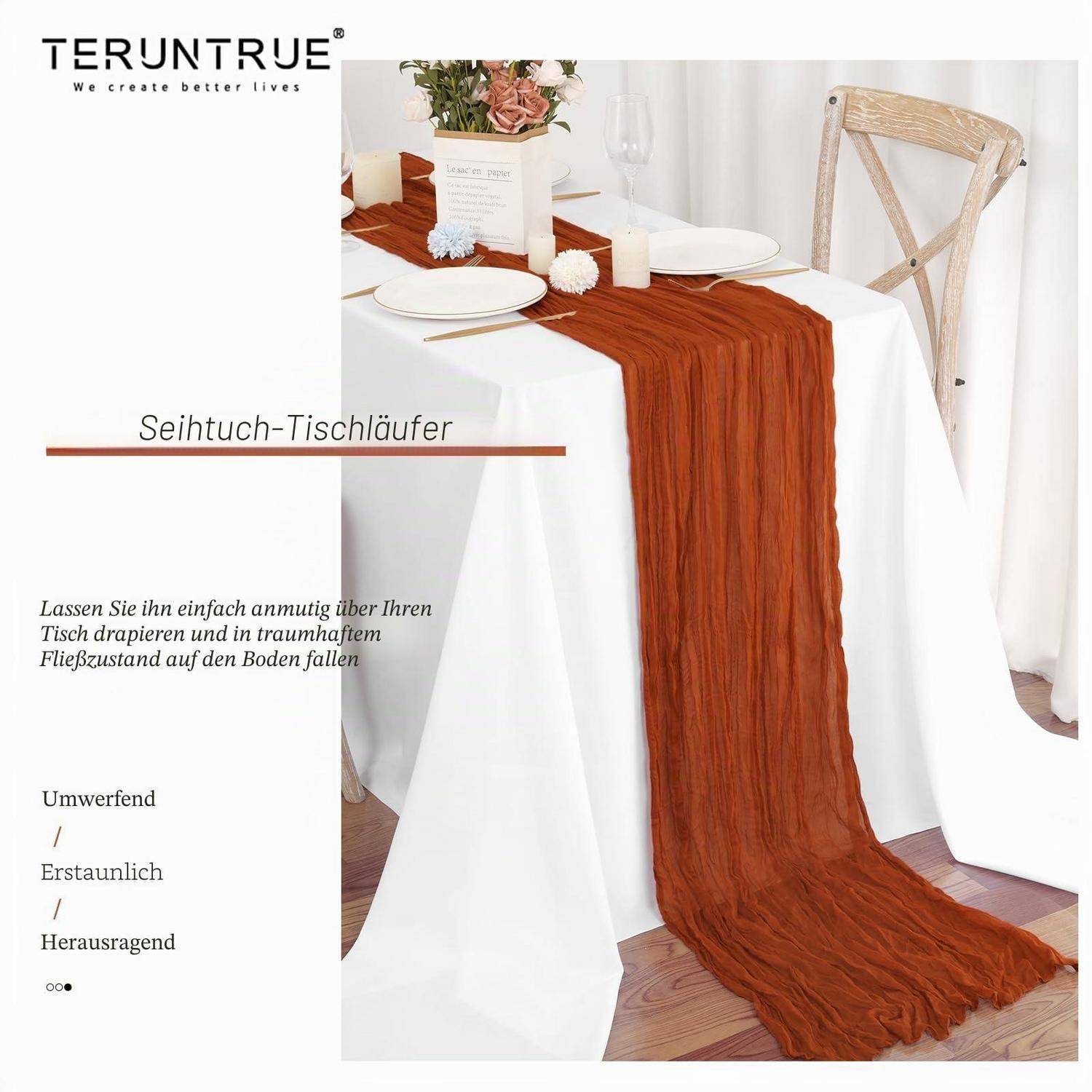 Weiße Tischdecke mit einem rostorangen, durchsichtigen Tischläufer, der über einem Esstisch in einem gestylten Raum drapiert ist, dargestellt als TERUNTRUE-Produktanzeige.